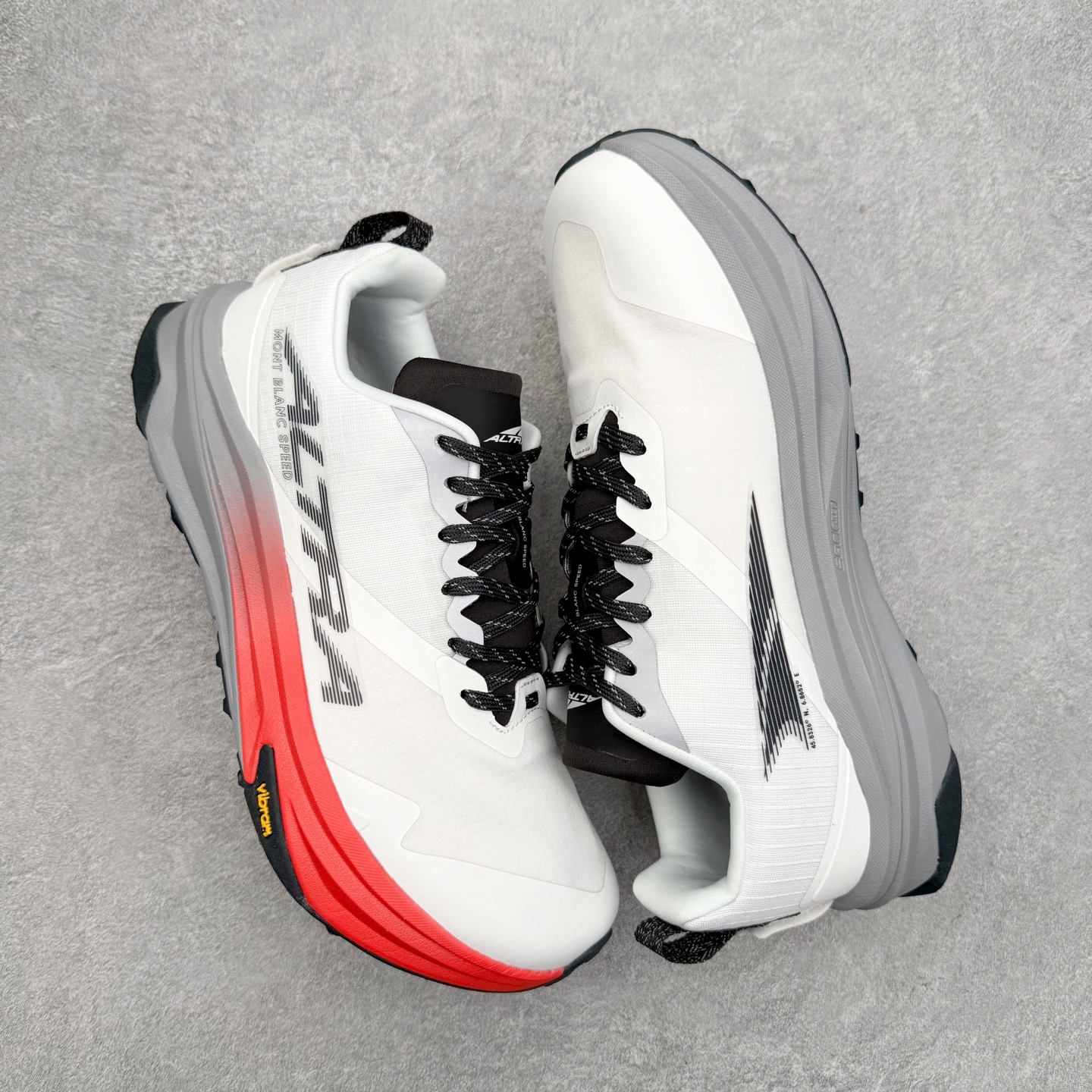 图片[3]-＃纯原 MONTBLANC/万宝龙 x Altra CARBON Man 舒适时尚简约百搭透气跑步鞋 2009年，长跑精英运动员Golden Harper在美国犹他州创立了“Altra Footwear”，跑鞋特点是采用舒适的FootShape™M（很适鞋楦）设计和独特的BalancedCushioning™（平衡缓冲）技术，帮助遭受伤病困扰的跑者回归跑步，从而迅速积累起良好的口碑。2011年品牌迅速发展，屡获大奖。2015年开始不仅占据全美跑鞋前十，足迹更是遍布全球。2016年Altra正式进入中国市场，凭借独特的品牌风格以及出色的性能表现，三年来获得越来越多普通跑者的喜爱。销售业绩增长迅速，成为中国越野跑市场占有量前三的跑鞋品牌。实拍调校N版已经零色差零失真 百分百还原实物色彩所见即所得 不存在货不对板色差等低级问题 选购参考实物拍摄 不混卖不参货 只用心做好货严格选品 承诺混一赔十 尺码：39 40 40.5 41 42 42.5 43 44 44.5 45 46-选品中心