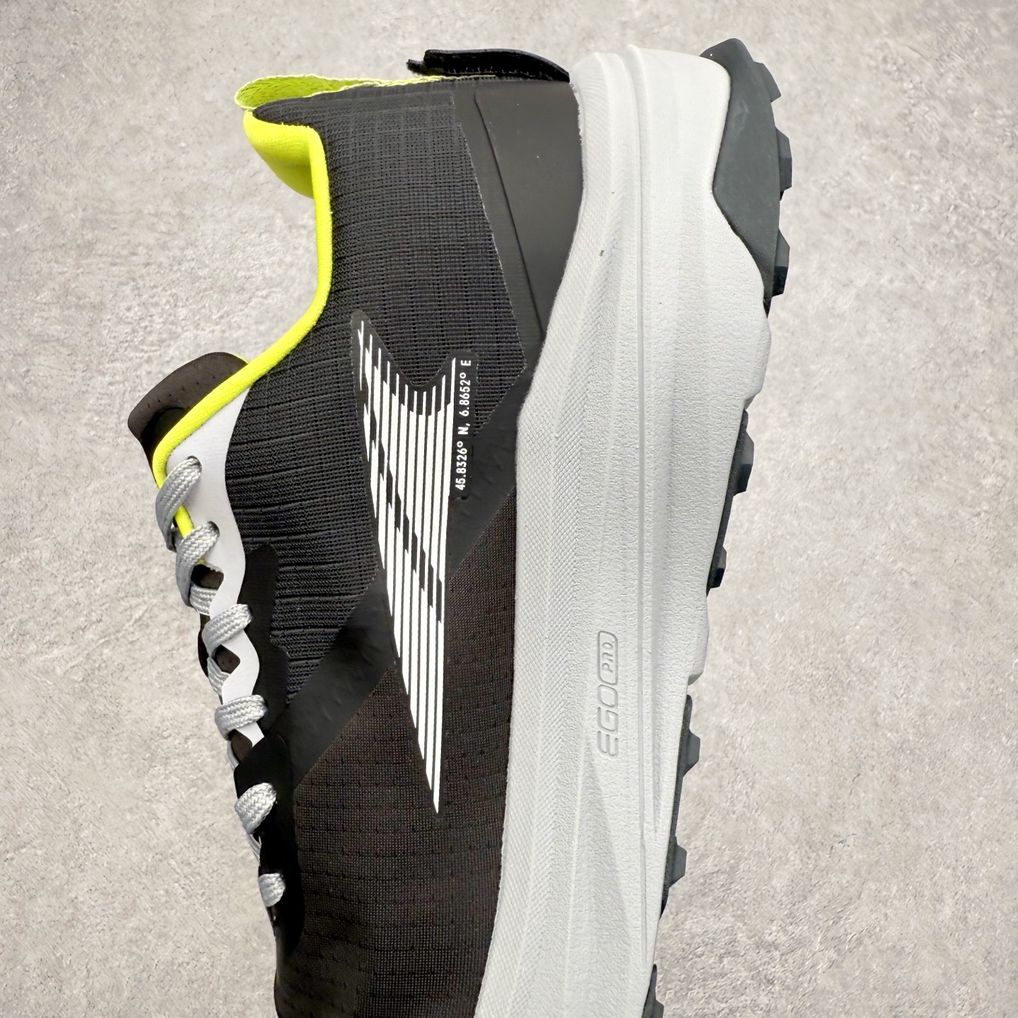 图片[7]-＃纯原 MONTBLANC/万宝龙 x Altra CARBON Man 舒适时尚简约百搭透气跑步鞋 2009年，长跑精英运动员Golden Harper在美国犹他州创立了“Altra Footwear”，跑鞋特点是采用舒适的FootShape™M（很适鞋楦）设计和独特的BalancedCushioning™（平衡缓冲）技术，帮助遭受伤病困扰的跑者回归跑步，从而迅速积累起良好的口碑。2011年品牌迅速发展，屡获大奖。2015年开始不仅占据全美跑鞋前十，足迹更是遍布全球。2016年Altra正式进入中国市场，凭借独特的品牌风格以及出色的性能表现，三年来获得越来越多普通跑者的喜爱。销售业绩增长迅速，成为中国越野跑市场占有量前三的跑鞋品牌。实拍调校N版已经零色差零失真 百分百还原实物色彩所见即所得 不存在货不对板色差等低级问题 选购参考实物拍摄 不混卖不参货 只用心做好货严格选品 承诺混一赔十 尺码：39 40 40.5 41 42 42.5 43 44 44.5 45 46-选品中心