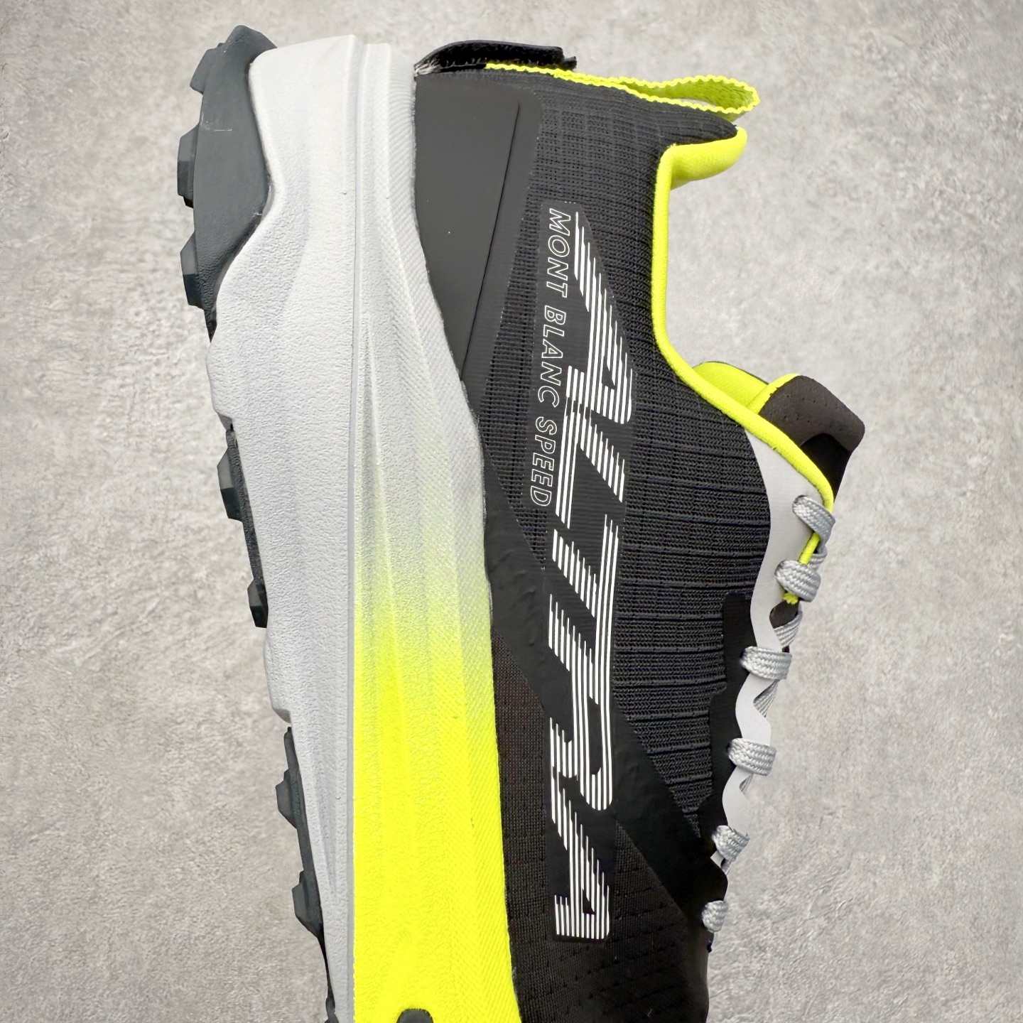 图片[6]-＃纯原 MONTBLANC/万宝龙 x Altra CARBON Man 舒适时尚简约百搭透气跑步鞋 2009年，长跑精英运动员Golden Harper在美国犹他州创立了“Altra Footwear”，跑鞋特点是采用舒适的FootShape™M（很适鞋楦）设计和独特的BalancedCushioning™（平衡缓冲）技术，帮助遭受伤病困扰的跑者回归跑步，从而迅速积累起良好的口碑。2011年品牌迅速发展，屡获大奖。2015年开始不仅占据全美跑鞋前十，足迹更是遍布全球。2016年Altra正式进入中国市场，凭借独特的品牌风格以及出色的性能表现，三年来获得越来越多普通跑者的喜爱。销售业绩增长迅速，成为中国越野跑市场占有量前三的跑鞋品牌。实拍调校N版已经零色差零失真 百分百还原实物色彩所见即所得 不存在货不对板色差等低级问题 选购参考实物拍摄 不混卖不参货 只用心做好货严格选品 承诺混一赔十 尺码：39 40 40.5 41 42 42.5 43 44 44.5 45 46-选品中心