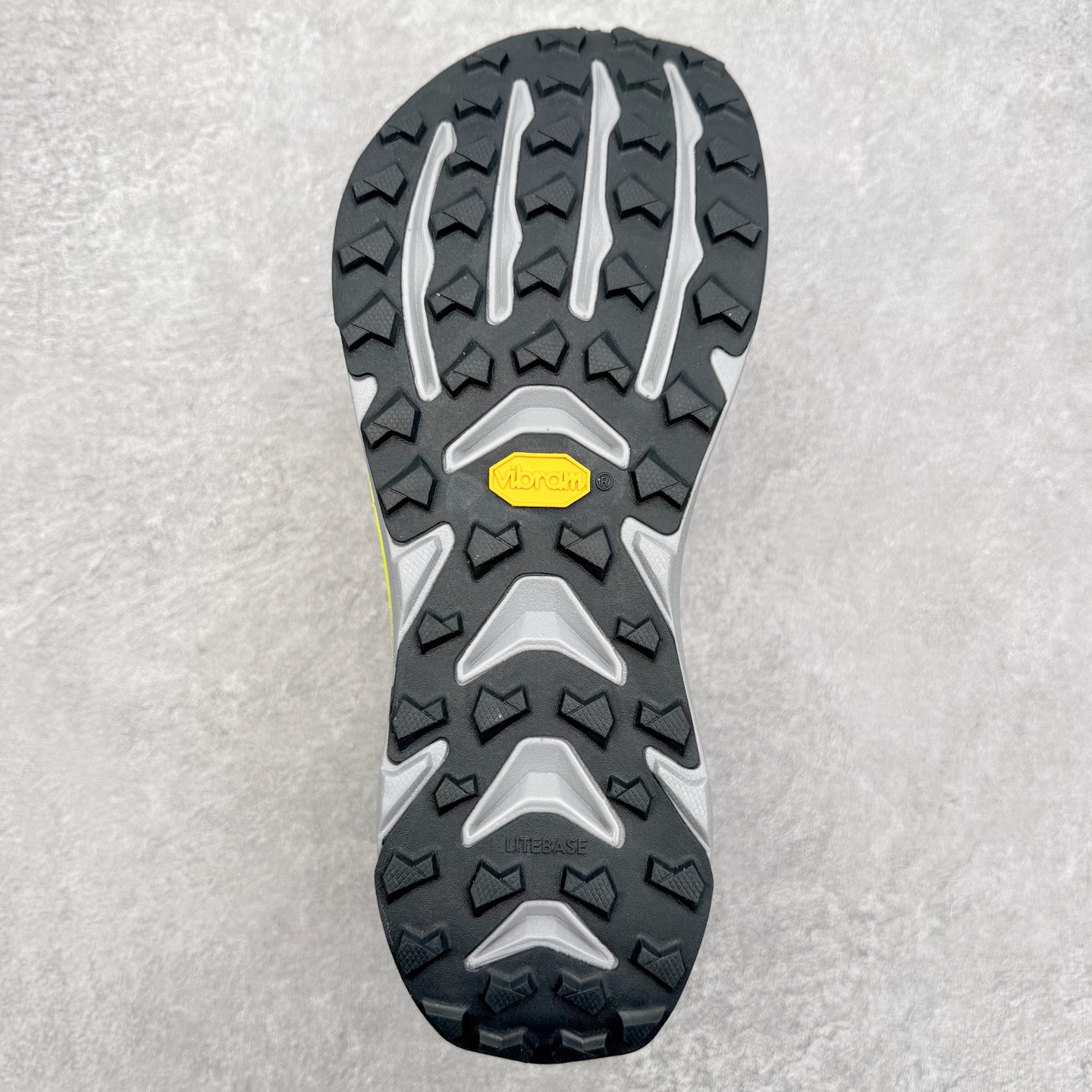 图片[9]-＃纯原 MONTBLANC/万宝龙 x Altra CARBON Man 舒适时尚简约百搭透气跑步鞋 2009年，长跑精英运动员Golden Harper在美国犹他州创立了“Altra Footwear”，跑鞋特点是采用舒适的FootShape™M（很适鞋楦）设计和独特的BalancedCushioning™（平衡缓冲）技术，帮助遭受伤病困扰的跑者回归跑步，从而迅速积累起良好的口碑。2011年品牌迅速发展，屡获大奖。2015年开始不仅占据全美跑鞋前十，足迹更是遍布全球。2016年Altra正式进入中国市场，凭借独特的品牌风格以及出色的性能表现，三年来获得越来越多普通跑者的喜爱。销售业绩增长迅速，成为中国越野跑市场占有量前三的跑鞋品牌。实拍调校N版已经零色差零失真 百分百还原实物色彩所见即所得 不存在货不对板色差等低级问题 选购参考实物拍摄 不混卖不参货 只用心做好货严格选品 承诺混一赔十 尺码：39 40 40.5 41 42 42.5 43 44 44.5 45 46-选品中心