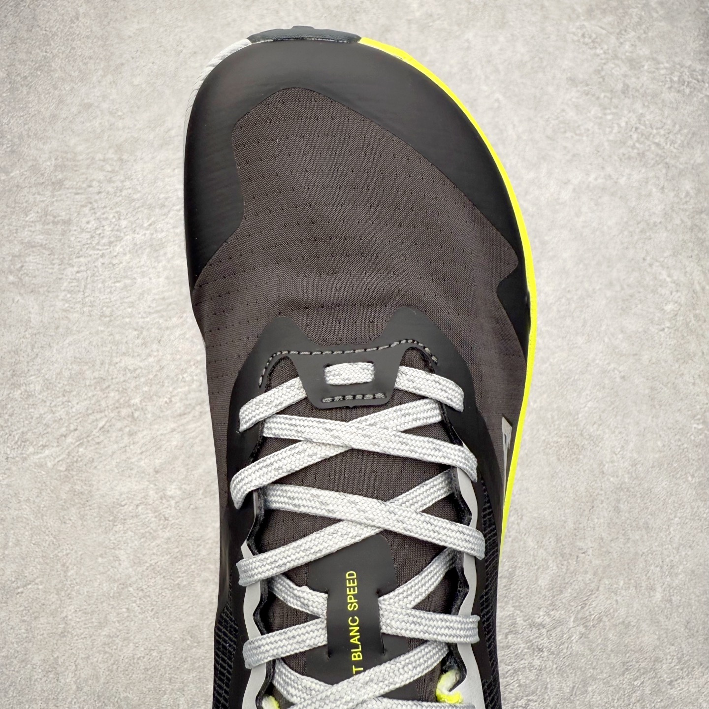 图片[4]-＃纯原 MONTBLANC/万宝龙 x Altra CARBON Man 舒适时尚简约百搭透气跑步鞋 2009年，长跑精英运动员Golden Harper在美国犹他州创立了“Altra Footwear”，跑鞋特点是采用舒适的FootShape™M（很适鞋楦）设计和独特的BalancedCushioning™（平衡缓冲）技术，帮助遭受伤病困扰的跑者回归跑步，从而迅速积累起良好的口碑。2011年品牌迅速发展，屡获大奖。2015年开始不仅占据全美跑鞋前十，足迹更是遍布全球。2016年Altra正式进入中国市场，凭借独特的品牌风格以及出色的性能表现，三年来获得越来越多普通跑者的喜爱。销售业绩增长迅速，成为中国越野跑市场占有量前三的跑鞋品牌。实拍调校N版已经零色差零失真 百分百还原实物色彩所见即所得 不存在货不对板色差等低级问题 选购参考实物拍摄 不混卖不参货 只用心做好货严格选品 承诺混一赔十 尺码：39 40 40.5 41 42 42.5 43 44 44.5 45 46-选品中心