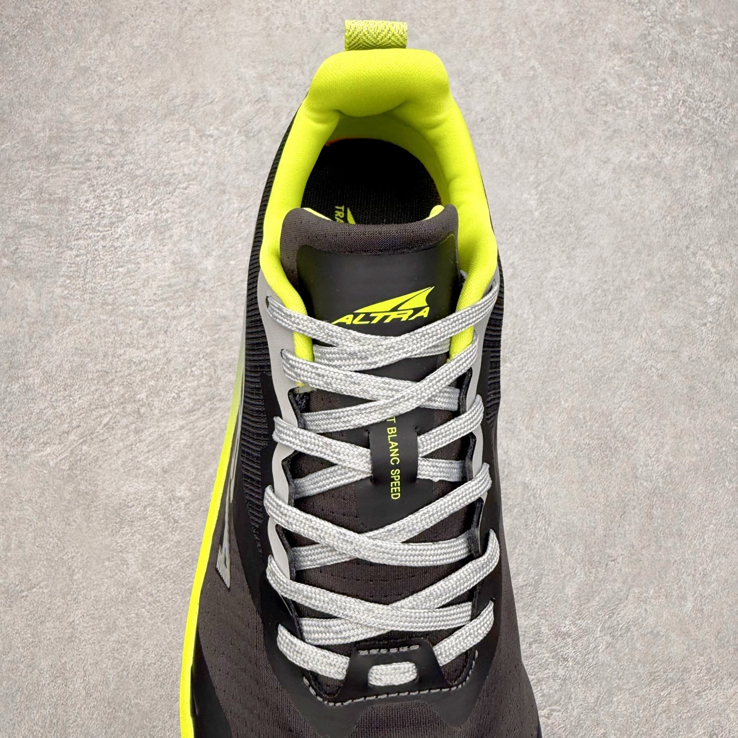 图片[5]-＃纯原 MONTBLANC/万宝龙 x Altra CARBON Man 舒适时尚简约百搭透气跑步鞋 2009年，长跑精英运动员Golden Harper在美国犹他州创立了“Altra Footwear”，跑鞋特点是采用舒适的FootShape™M（很适鞋楦）设计和独特的BalancedCushioning™（平衡缓冲）技术，帮助遭受伤病困扰的跑者回归跑步，从而迅速积累起良好的口碑。2011年品牌迅速发展，屡获大奖。2015年开始不仅占据全美跑鞋前十，足迹更是遍布全球。2016年Altra正式进入中国市场，凭借独特的品牌风格以及出色的性能表现，三年来获得越来越多普通跑者的喜爱。销售业绩增长迅速，成为中国越野跑市场占有量前三的跑鞋品牌。实拍调校N版已经零色差零失真 百分百还原实物色彩所见即所得 不存在货不对板色差等低级问题 选购参考实物拍摄 不混卖不参货 只用心做好货严格选品 承诺混一赔十 尺码：39 40 40.5 41 42 42.5 43 44 44.5 45 46-选品中心