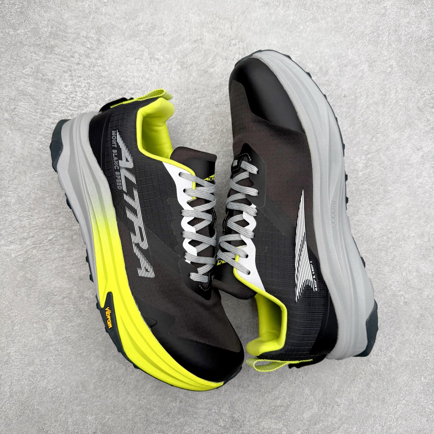 图片[3]-＃纯原 MONTBLANC/万宝龙 x Altra CARBON Man 舒适时尚简约百搭透气跑步鞋 2009年，长跑精英运动员Golden Harper在美国犹他州创立了“Altra Footwear”，跑鞋特点是采用舒适的FootShape™M（很适鞋楦）设计和独特的BalancedCushioning™（平衡缓冲）技术，帮助遭受伤病困扰的跑者回归跑步，从而迅速积累起良好的口碑。2011年品牌迅速发展，屡获大奖。2015年开始不仅占据全美跑鞋前十，足迹更是遍布全球。2016年Altra正式进入中国市场，凭借独特的品牌风格以及出色的性能表现，三年来获得越来越多普通跑者的喜爱。销售业绩增长迅速，成为中国越野跑市场占有量前三的跑鞋品牌。实拍调校N版已经零色差零失真 百分百还原实物色彩所见即所得 不存在货不对板色差等低级问题 选购参考实物拍摄 不混卖不参货 只用心做好货严格选品 承诺混一赔十 尺码：39 40 40.5 41 42 42.5 43 44 44.5 45 46-选品中心