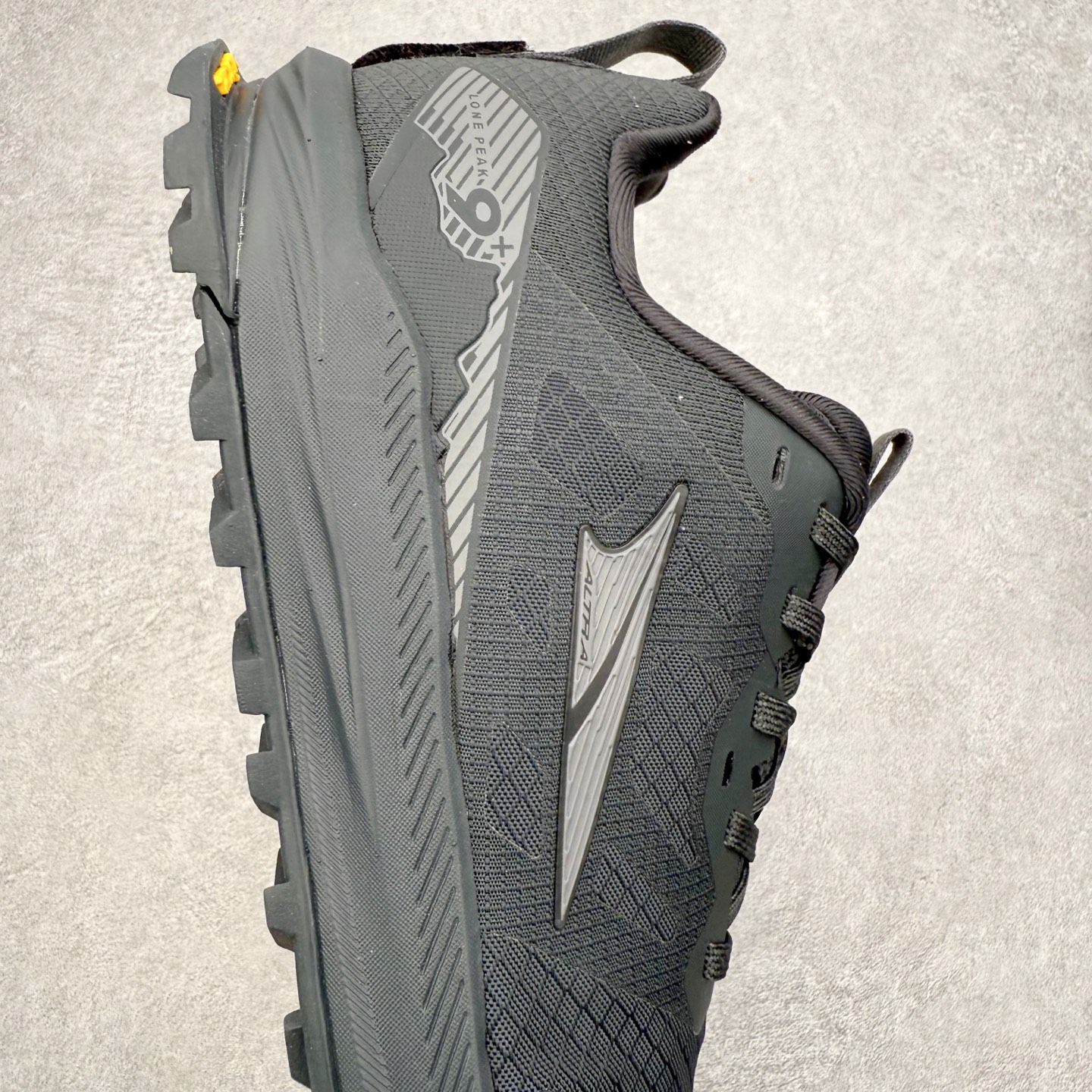 图片[6]-＃纯原 Altra Lone Peak 9 舒适运动越野跑鞋 2009年，长跑精英运动员Golden Harper在美国犹他州创立了“Altra Footwear”，跑鞋特点是采用舒适的FootShape™M（很适鞋楦）设计和独特的BalancedCushioning™（平衡缓冲）技术，帮助遭受伤病困扰的跑者回归跑步，从而迅速积累起良好的口碑。2011年品牌迅速发展，屡获大奖。2015年开始不仅占据全美跑鞋前十，足迹更是遍布全球。2016年Altra正式进入中国市场，凭借独特的品牌风格以及出色的性能表现，三年来获得越来越多普通跑者的喜爱。销售业绩增长迅速，成为中国越野跑市场占有量前三的跑鞋品牌。实拍调校N版已经零色差零失真 百分百还原实物色彩所见即所得 不存在货不对板色差等低级问题 选购参考实物拍摄 不混卖不参货 只用心做好货严格选品 承诺混一赔十 尺码：39 40 40.5 41 42 42.5 43 44 44.5 45 46-选品中心