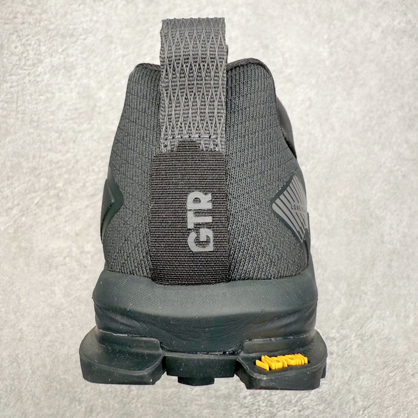 图片[8]-＃纯原 Altra Lone Peak 9 舒适运动越野跑鞋 2009年，长跑精英运动员Golden Harper在美国犹他州创立了“Altra Footwear”，跑鞋特点是采用舒适的FootShape™M（很适鞋楦）设计和独特的BalancedCushioning™（平衡缓冲）技术，帮助遭受伤病困扰的跑者回归跑步，从而迅速积累起良好的口碑。2011年品牌迅速发展，屡获大奖。2015年开始不仅占据全美跑鞋前十，足迹更是遍布全球。2016年Altra正式进入中国市场，凭借独特的品牌风格以及出色的性能表现，三年来获得越来越多普通跑者的喜爱。销售业绩增长迅速，成为中国越野跑市场占有量前三的跑鞋品牌。实拍调校N版已经零色差零失真 百分百还原实物色彩所见即所得 不存在货不对板色差等低级问题 选购参考实物拍摄 不混卖不参货 只用心做好货严格选品 承诺混一赔十 尺码：39 40 40.5 41 42 42.5 43 44 44.5 45 46-选品中心