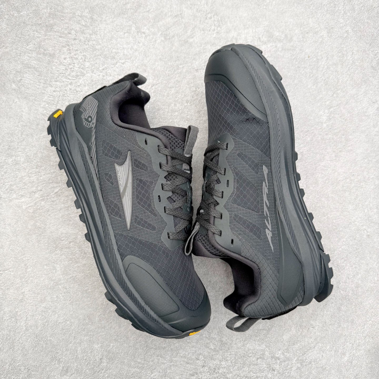 图片[3]-＃纯原 Altra Lone Peak 9 舒适运动越野跑鞋 2009年，长跑精英运动员Golden Harper在美国犹他州创立了“Altra Footwear”，跑鞋特点是采用舒适的FootShape™M（很适鞋楦）设计和独特的BalancedCushioning™（平衡缓冲）技术，帮助遭受伤病困扰的跑者回归跑步，从而迅速积累起良好的口碑。2011年品牌迅速发展，屡获大奖。2015年开始不仅占据全美跑鞋前十，足迹更是遍布全球。2016年Altra正式进入中国市场，凭借独特的品牌风格以及出色的性能表现，三年来获得越来越多普通跑者的喜爱。销售业绩增长迅速，成为中国越野跑市场占有量前三的跑鞋品牌。实拍调校N版已经零色差零失真 百分百还原实物色彩所见即所得 不存在货不对板色差等低级问题 选购参考实物拍摄 不混卖不参货 只用心做好货严格选品 承诺混一赔十 尺码：39 40 40.5 41 42 42.5 43 44 44.5 45 46-选品中心