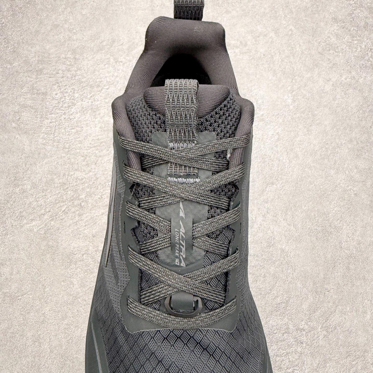 图片[5]-＃纯原 Altra Lone Peak 9 舒适运动越野跑鞋 2009年，长跑精英运动员Golden Harper在美国犹他州创立了“Altra Footwear”，跑鞋特点是采用舒适的FootShape™M（很适鞋楦）设计和独特的BalancedCushioning™（平衡缓冲）技术，帮助遭受伤病困扰的跑者回归跑步，从而迅速积累起良好的口碑。2011年品牌迅速发展，屡获大奖。2015年开始不仅占据全美跑鞋前十，足迹更是遍布全球。2016年Altra正式进入中国市场，凭借独特的品牌风格以及出色的性能表现，三年来获得越来越多普通跑者的喜爱。销售业绩增长迅速，成为中国越野跑市场占有量前三的跑鞋品牌。实拍调校N版已经零色差零失真 百分百还原实物色彩所见即所得 不存在货不对板色差等低级问题 选购参考实物拍摄 不混卖不参货 只用心做好货严格选品 承诺混一赔十 尺码：39 40 40.5 41 42 42.5 43 44 44.5 45 46-选品中心