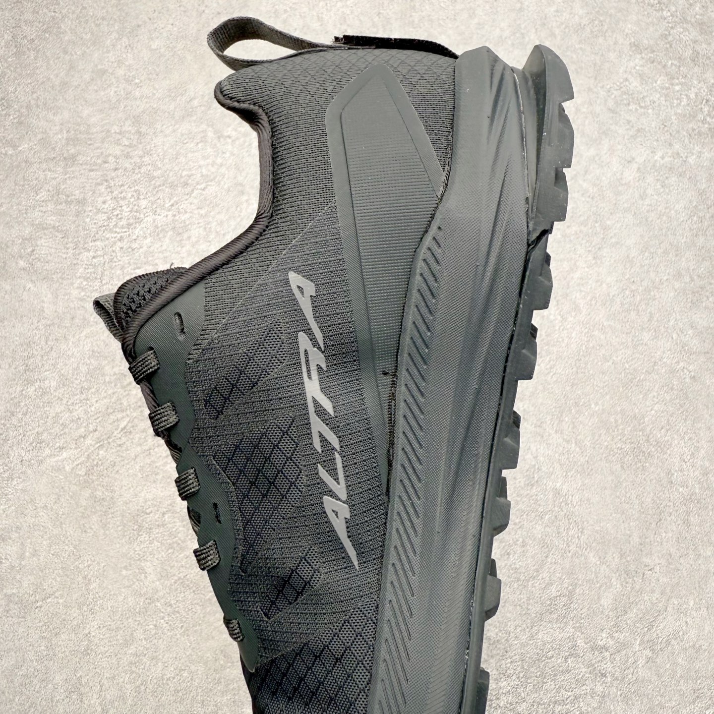 图片[7]-＃纯原 Altra Lone Peak 9 舒适运动越野跑鞋 2009年，长跑精英运动员Golden Harper在美国犹他州创立了“Altra Footwear”，跑鞋特点是采用舒适的FootShape™M（很适鞋楦）设计和独特的BalancedCushioning™（平衡缓冲）技术，帮助遭受伤病困扰的跑者回归跑步，从而迅速积累起良好的口碑。2011年品牌迅速发展，屡获大奖。2015年开始不仅占据全美跑鞋前十，足迹更是遍布全球。2016年Altra正式进入中国市场，凭借独特的品牌风格以及出色的性能表现，三年来获得越来越多普通跑者的喜爱。销售业绩增长迅速，成为中国越野跑市场占有量前三的跑鞋品牌。实拍调校N版已经零色差零失真 百分百还原实物色彩所见即所得 不存在货不对板色差等低级问题 选购参考实物拍摄 不混卖不参货 只用心做好货严格选品 承诺混一赔十 尺码：39 40 40.5 41 42 42.5 43 44 44.5 45 46-选品中心