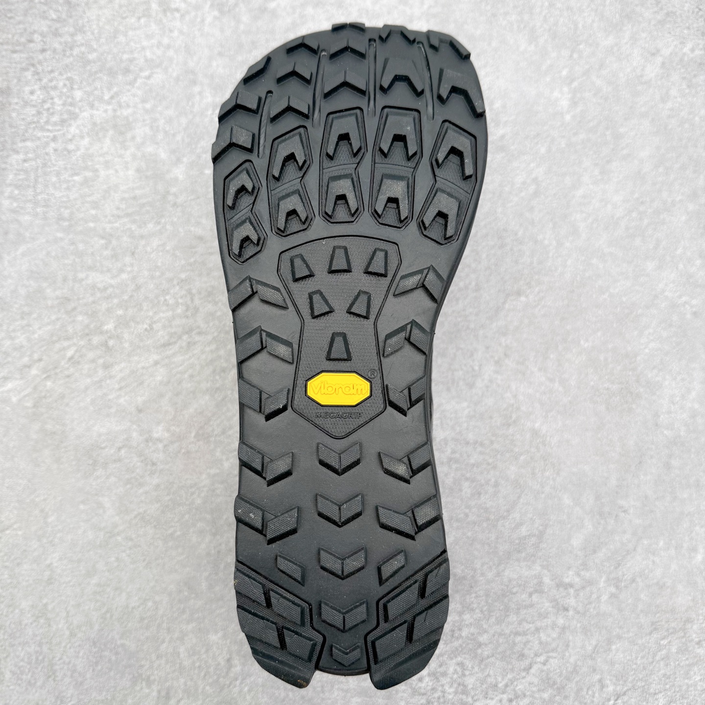 图片[9]-＃纯原 Altra Lone Peak 9 舒适运动越野跑鞋 2009年，长跑精英运动员Golden Harper在美国犹他州创立了“Altra Footwear”，跑鞋特点是采用舒适的FootShape™M（很适鞋楦）设计和独特的BalancedCushioning™（平衡缓冲）技术，帮助遭受伤病困扰的跑者回归跑步，从而迅速积累起良好的口碑。2011年品牌迅速发展，屡获大奖。2015年开始不仅占据全美跑鞋前十，足迹更是遍布全球。2016年Altra正式进入中国市场，凭借独特的品牌风格以及出色的性能表现，三年来获得越来越多普通跑者的喜爱。销售业绩增长迅速，成为中国越野跑市场占有量前三的跑鞋品牌。实拍调校N版已经零色差零失真 百分百还原实物色彩所见即所得 不存在货不对板色差等低级问题 选购参考实物拍摄 不混卖不参货 只用心做好货严格选品 承诺混一赔十 尺码：39 40 40.5 41 42 42.5 43 44 44.5 45 46-选品中心