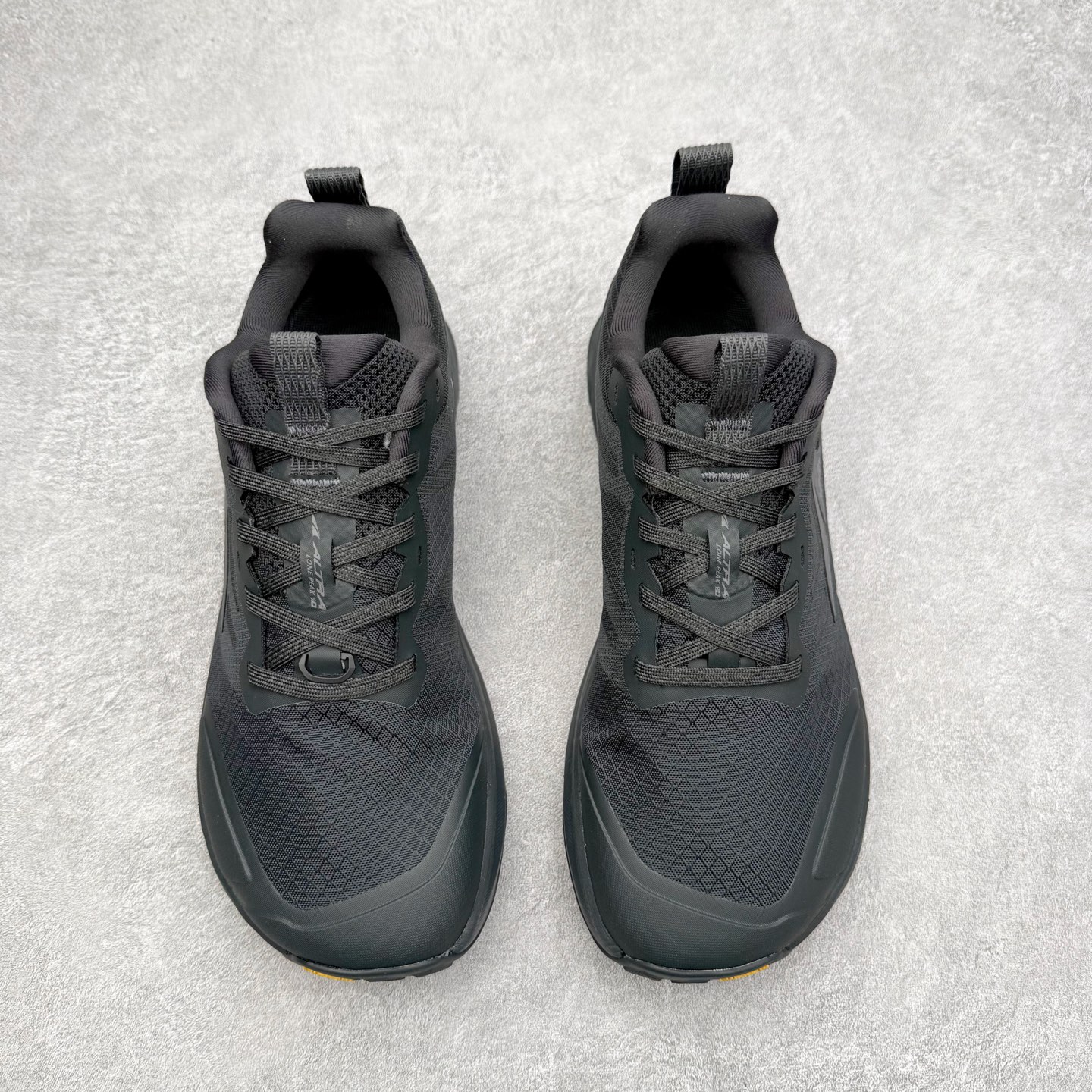 图片[2]-＃纯原 Altra Lone Peak 9 舒适运动越野跑鞋 2009年，长跑精英运动员Golden Harper在美国犹他州创立了“Altra Footwear”，跑鞋特点是采用舒适的FootShape™M（很适鞋楦）设计和独特的BalancedCushioning™（平衡缓冲）技术，帮助遭受伤病困扰的跑者回归跑步，从而迅速积累起良好的口碑。2011年品牌迅速发展，屡获大奖。2015年开始不仅占据全美跑鞋前十，足迹更是遍布全球。2016年Altra正式进入中国市场，凭借独特的品牌风格以及出色的性能表现，三年来获得越来越多普通跑者的喜爱。销售业绩增长迅速，成为中国越野跑市场占有量前三的跑鞋品牌。实拍调校N版已经零色差零失真 百分百还原实物色彩所见即所得 不存在货不对板色差等低级问题 选购参考实物拍摄 不混卖不参货 只用心做好货严格选品 承诺混一赔十 尺码：39 40 40.5 41 42 42.5 43 44 44.5 45 46-选品中心