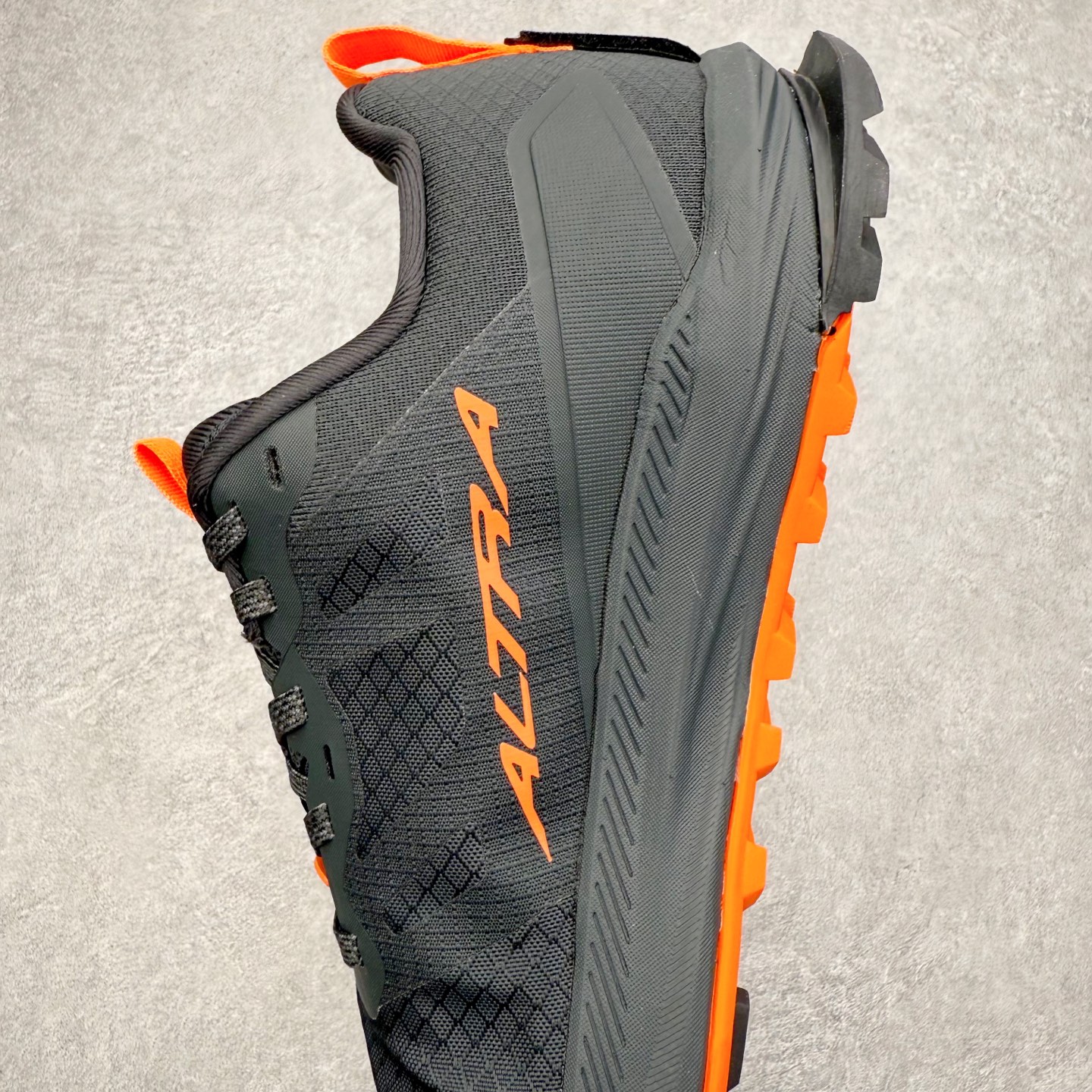 图片[7]-＃纯原 Altra Lone Peak 9 舒适运动越野跑鞋 2009年，长跑精英运动员Golden Harper在美国犹他州创立了“Altra Footwear”，跑鞋特点是采用舒适的FootShape™M（很适鞋楦）设计和独特的BalancedCushioning™（平衡缓冲）技术，帮助遭受伤病困扰的跑者回归跑步，从而迅速积累起良好的口碑。2011年品牌迅速发展，屡获大奖。2015年开始不仅占据全美跑鞋前十，足迹更是遍布全球。2016年Altra正式进入中国市场，凭借独特的品牌风格以及出色的性能表现，三年来获得越来越多普通跑者的喜爱。销售业绩增长迅速，成为中国越野跑市场占有量前三的跑鞋品牌。实拍调校N版已经零色差零失真 百分百还原实物色彩所见即所得 不存在货不对板色差等低级问题 选购参考实物拍摄 不混卖不参货 只用心做好货严格选品 承诺混一赔十 尺码：39 40 40.5 41 42 42.5 43 44 44.5 45 46-选品中心