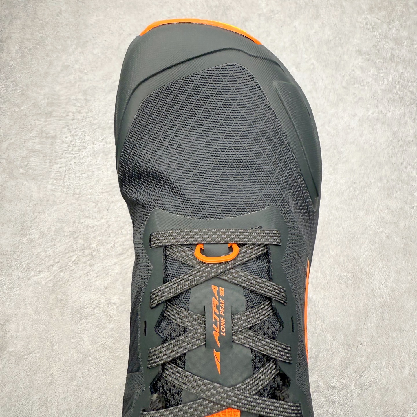 图片[4]-＃纯原 Altra Lone Peak 9 舒适运动越野跑鞋 2009年，长跑精英运动员Golden Harper在美国犹他州创立了“Altra Footwear”，跑鞋特点是采用舒适的FootShape™M（很适鞋楦）设计和独特的BalancedCushioning™（平衡缓冲）技术，帮助遭受伤病困扰的跑者回归跑步，从而迅速积累起良好的口碑。2011年品牌迅速发展，屡获大奖。2015年开始不仅占据全美跑鞋前十，足迹更是遍布全球。2016年Altra正式进入中国市场，凭借独特的品牌风格以及出色的性能表现，三年来获得越来越多普通跑者的喜爱。销售业绩增长迅速，成为中国越野跑市场占有量前三的跑鞋品牌。实拍调校N版已经零色差零失真 百分百还原实物色彩所见即所得 不存在货不对板色差等低级问题 选购参考实物拍摄 不混卖不参货 只用心做好货严格选品 承诺混一赔十 尺码：39 40 40.5 41 42 42.5 43 44 44.5 45 46-选品中心