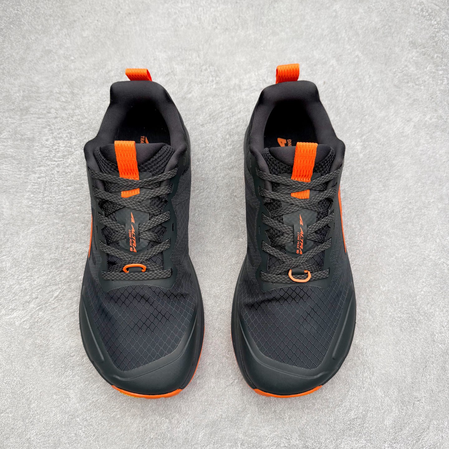 图片[2]-＃纯原 Altra Lone Peak 9 舒适运动越野跑鞋 2009年，长跑精英运动员Golden Harper在美国犹他州创立了“Altra Footwear”，跑鞋特点是采用舒适的FootShape™M（很适鞋楦）设计和独特的BalancedCushioning™（平衡缓冲）技术，帮助遭受伤病困扰的跑者回归跑步，从而迅速积累起良好的口碑。2011年品牌迅速发展，屡获大奖。2015年开始不仅占据全美跑鞋前十，足迹更是遍布全球。2016年Altra正式进入中国市场，凭借独特的品牌风格以及出色的性能表现，三年来获得越来越多普通跑者的喜爱。销售业绩增长迅速，成为中国越野跑市场占有量前三的跑鞋品牌。实拍调校N版已经零色差零失真 百分百还原实物色彩所见即所得 不存在货不对板色差等低级问题 选购参考实物拍摄 不混卖不参货 只用心做好货严格选品 承诺混一赔十 尺码：39 40 40.5 41 42 42.5 43 44 44.5 45 46-选品中心