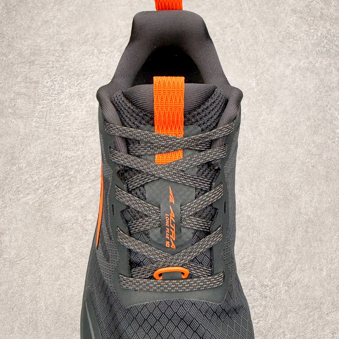 图片[5]-＃纯原 Altra Lone Peak 9 舒适运动越野跑鞋 2009年，长跑精英运动员Golden Harper在美国犹他州创立了“Altra Footwear”，跑鞋特点是采用舒适的FootShape™M（很适鞋楦）设计和独特的BalancedCushioning™（平衡缓冲）技术，帮助遭受伤病困扰的跑者回归跑步，从而迅速积累起良好的口碑。2011年品牌迅速发展，屡获大奖。2015年开始不仅占据全美跑鞋前十，足迹更是遍布全球。2016年Altra正式进入中国市场，凭借独特的品牌风格以及出色的性能表现，三年来获得越来越多普通跑者的喜爱。销售业绩增长迅速，成为中国越野跑市场占有量前三的跑鞋品牌。实拍调校N版已经零色差零失真 百分百还原实物色彩所见即所得 不存在货不对板色差等低级问题 选购参考实物拍摄 不混卖不参货 只用心做好货严格选品 承诺混一赔十 尺码：39 40 40.5 41 42 42.5 43 44 44.5 45 46-选品中心