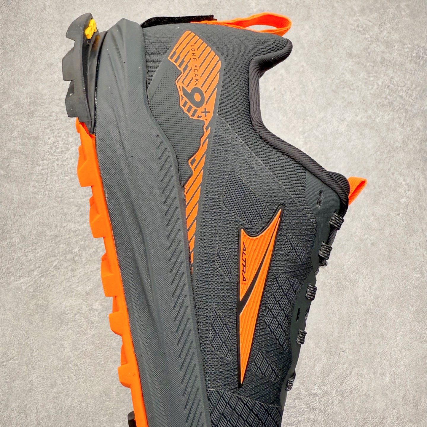 图片[6]-＃纯原 Altra Lone Peak 9 舒适运动越野跑鞋 2009年，长跑精英运动员Golden Harper在美国犹他州创立了“Altra Footwear”，跑鞋特点是采用舒适的FootShape™M（很适鞋楦）设计和独特的BalancedCushioning™（平衡缓冲）技术，帮助遭受伤病困扰的跑者回归跑步，从而迅速积累起良好的口碑。2011年品牌迅速发展，屡获大奖。2015年开始不仅占据全美跑鞋前十，足迹更是遍布全球。2016年Altra正式进入中国市场，凭借独特的品牌风格以及出色的性能表现，三年来获得越来越多普通跑者的喜爱。销售业绩增长迅速，成为中国越野跑市场占有量前三的跑鞋品牌。实拍调校N版已经零色差零失真 百分百还原实物色彩所见即所得 不存在货不对板色差等低级问题 选购参考实物拍摄 不混卖不参货 只用心做好货严格选品 承诺混一赔十 尺码：39 40 40.5 41 42 42.5 43 44 44.5 45 46-选品中心