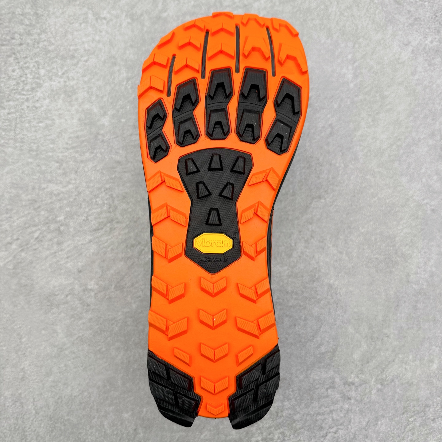 图片[9]-＃纯原 Altra Lone Peak 9 舒适运动越野跑鞋 2009年，长跑精英运动员Golden Harper在美国犹他州创立了“Altra Footwear”，跑鞋特点是采用舒适的FootShape™M（很适鞋楦）设计和独特的BalancedCushioning™（平衡缓冲）技术，帮助遭受伤病困扰的跑者回归跑步，从而迅速积累起良好的口碑。2011年品牌迅速发展，屡获大奖。2015年开始不仅占据全美跑鞋前十，足迹更是遍布全球。2016年Altra正式进入中国市场，凭借独特的品牌风格以及出色的性能表现，三年来获得越来越多普通跑者的喜爱。销售业绩增长迅速，成为中国越野跑市场占有量前三的跑鞋品牌。实拍调校N版已经零色差零失真 百分百还原实物色彩所见即所得 不存在货不对板色差等低级问题 选购参考实物拍摄 不混卖不参货 只用心做好货严格选品 承诺混一赔十 尺码：39 40 40.5 41 42 42.5 43 44 44.5 45 46-选品中心