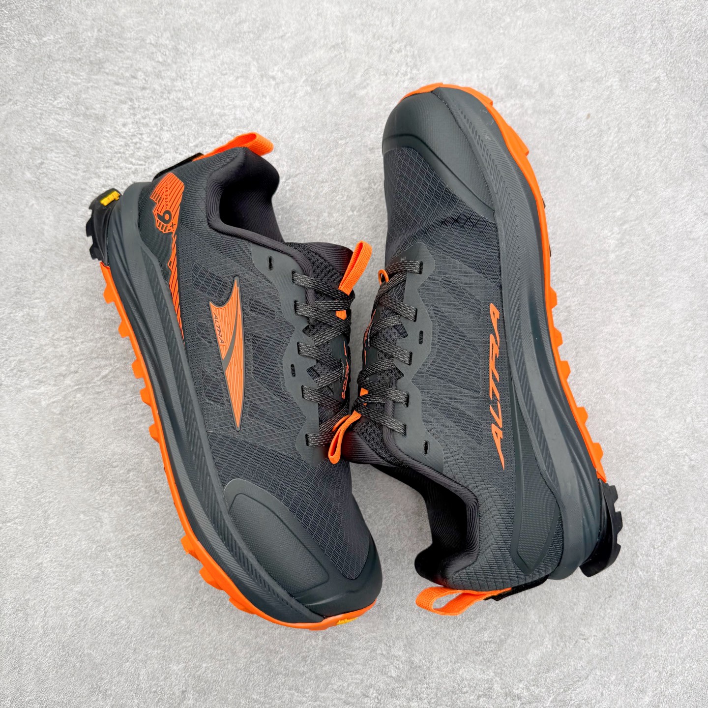 图片[3]-＃纯原 Altra Lone Peak 9 舒适运动越野跑鞋 2009年，长跑精英运动员Golden Harper在美国犹他州创立了“Altra Footwear”，跑鞋特点是采用舒适的FootShape™M（很适鞋楦）设计和独特的BalancedCushioning™（平衡缓冲）技术，帮助遭受伤病困扰的跑者回归跑步，从而迅速积累起良好的口碑。2011年品牌迅速发展，屡获大奖。2015年开始不仅占据全美跑鞋前十，足迹更是遍布全球。2016年Altra正式进入中国市场，凭借独特的品牌风格以及出色的性能表现，三年来获得越来越多普通跑者的喜爱。销售业绩增长迅速，成为中国越野跑市场占有量前三的跑鞋品牌。实拍调校N版已经零色差零失真 百分百还原实物色彩所见即所得 不存在货不对板色差等低级问题 选购参考实物拍摄 不混卖不参货 只用心做好货严格选品 承诺混一赔十 尺码：39 40 40.5 41 42 42.5 43 44 44.5 45 46-选品中心