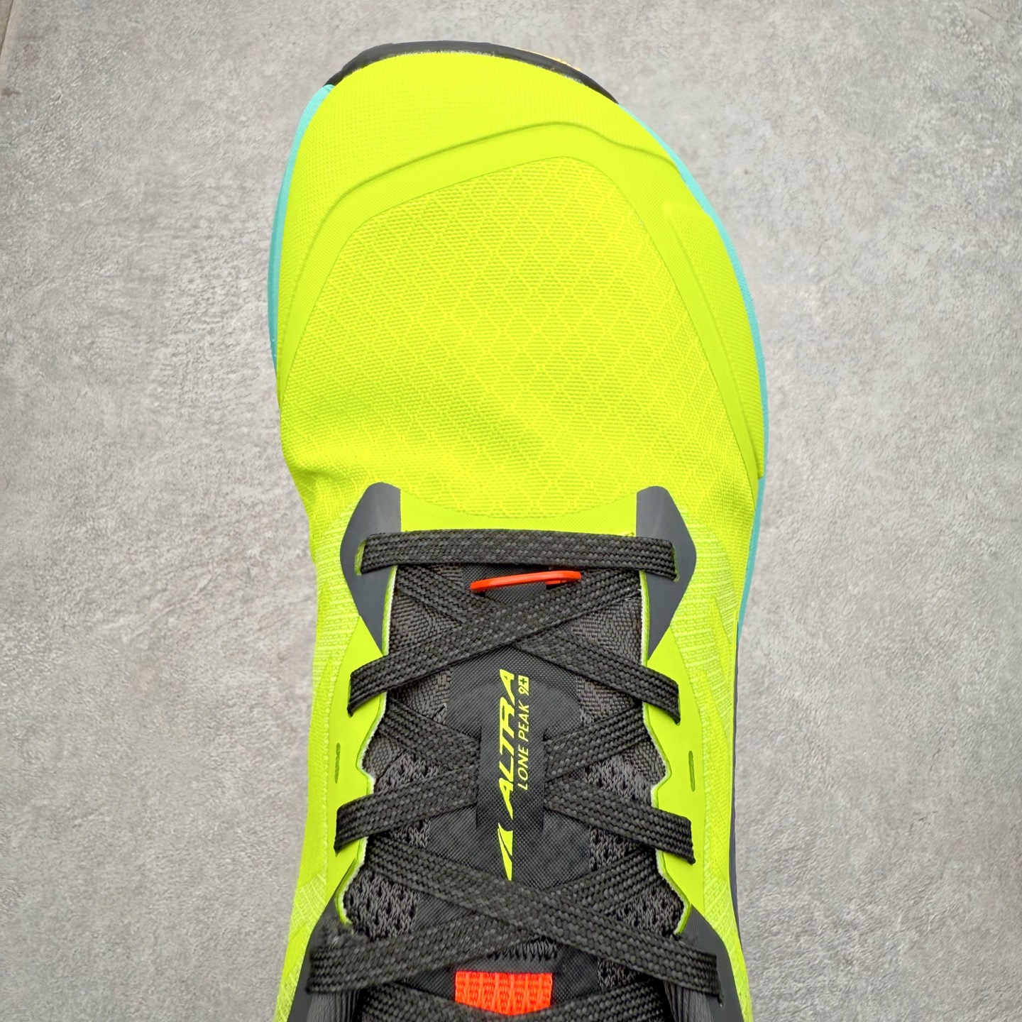 图片[4]-＃纯原 Altra Lone Peak 9 舒适运动越野跑鞋 2009年，长跑精英运动员Golden Harper在美国犹他州创立了“Altra Footwear”，跑鞋特点是采用舒适的FootShape™M（很适鞋楦）设计和独特的BalancedCushioning™（平衡缓冲）技术，帮助遭受伤病困扰的跑者回归跑步，从而迅速积累起良好的口碑。2011年品牌迅速发展，屡获大奖。2015年开始不仅占据全美跑鞋前十，足迹更是遍布全球。2016年Altra正式进入中国市场，凭借独特的品牌风格以及出色的性能表现，三年来获得越来越多普通跑者的喜爱。销售业绩增长迅速，成为中国越野跑市场占有量前三的跑鞋品牌。实拍调校N版已经零色差零失真 百分百还原实物色彩所见即所得 不存在货不对板色差等低级问题 选购参考实物拍摄 不混卖不参货 只用心做好货严格选品 承诺混一赔十 尺码：39 40 40.5 41 42 42.5 43 44 44.5 45 46-选品中心