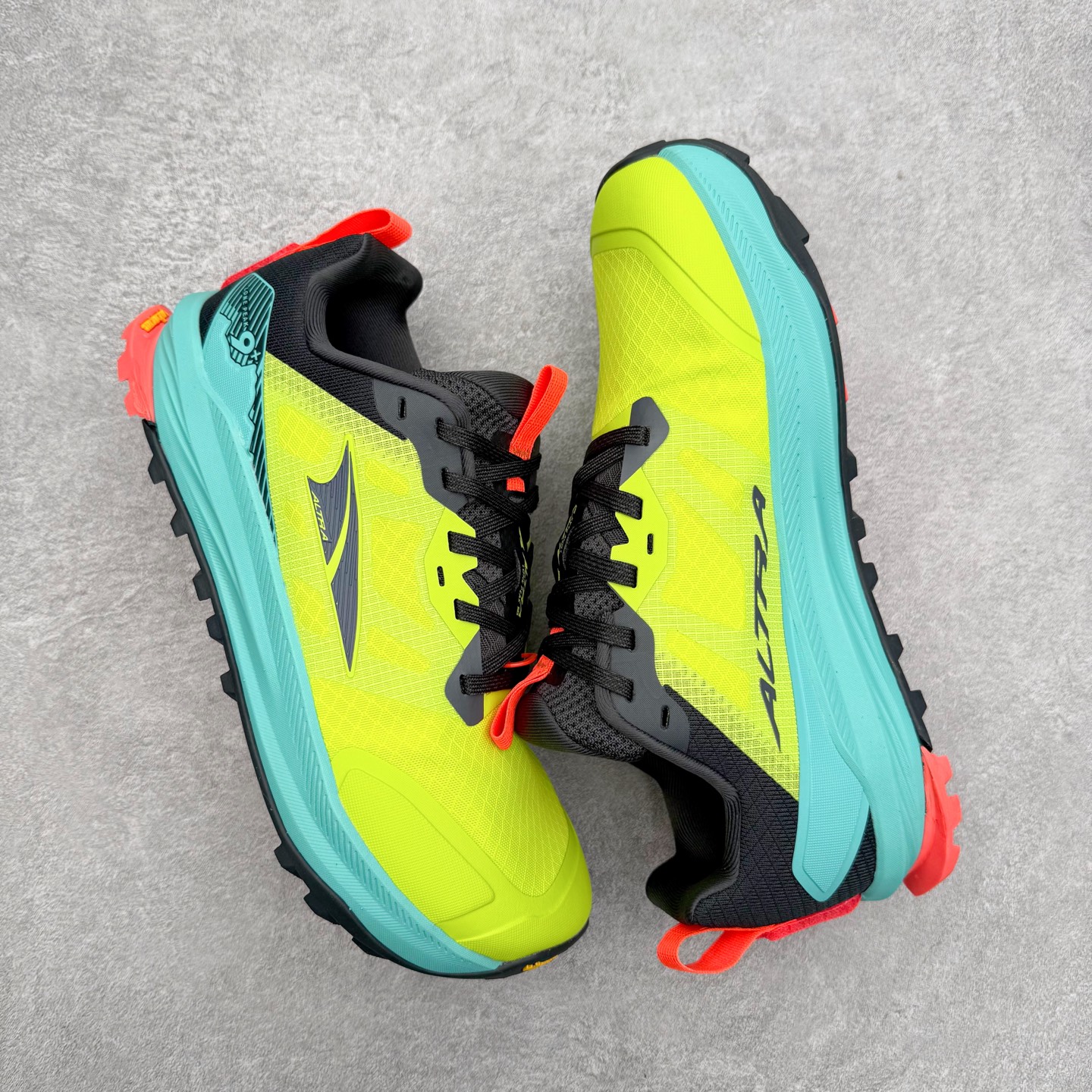 图片[3]-＃纯原 Altra Lone Peak 9 舒适运动越野跑鞋 2009年，长跑精英运动员Golden Harper在美国犹他州创立了“Altra Footwear”，跑鞋特点是采用舒适的FootShape™M（很适鞋楦）设计和独特的BalancedCushioning™（平衡缓冲）技术，帮助遭受伤病困扰的跑者回归跑步，从而迅速积累起良好的口碑。2011年品牌迅速发展，屡获大奖。2015年开始不仅占据全美跑鞋前十，足迹更是遍布全球。2016年Altra正式进入中国市场，凭借独特的品牌风格以及出色的性能表现，三年来获得越来越多普通跑者的喜爱。销售业绩增长迅速，成为中国越野跑市场占有量前三的跑鞋品牌。实拍调校N版已经零色差零失真 百分百还原实物色彩所见即所得 不存在货不对板色差等低级问题 选购参考实物拍摄 不混卖不参货 只用心做好货严格选品 承诺混一赔十 尺码：39 40 40.5 41 42 42.5 43 44 44.5 45 46-选品中心