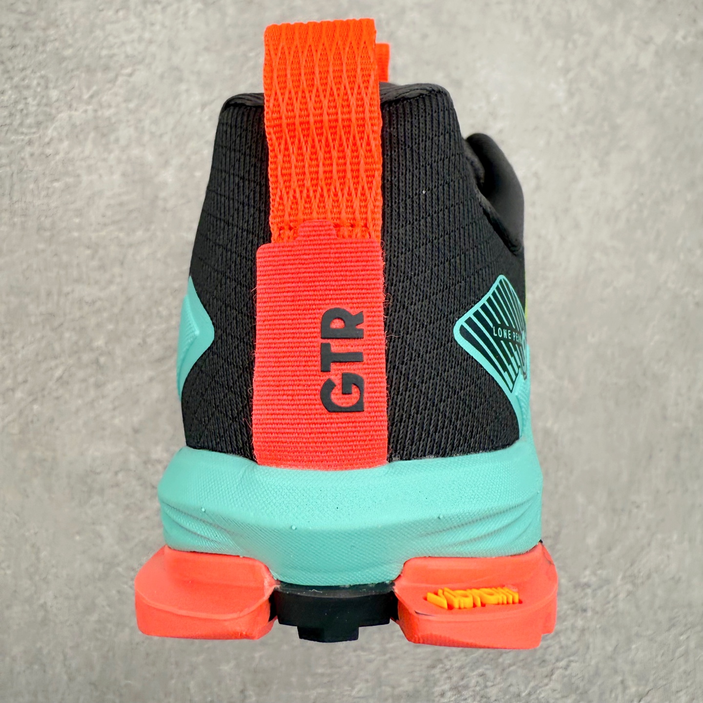 图片[8]-＃纯原 Altra Lone Peak 9 舒适运动越野跑鞋 2009年，长跑精英运动员Golden Harper在美国犹他州创立了“Altra Footwear”，跑鞋特点是采用舒适的FootShape™M（很适鞋楦）设计和独特的BalancedCushioning™（平衡缓冲）技术，帮助遭受伤病困扰的跑者回归跑步，从而迅速积累起良好的口碑。2011年品牌迅速发展，屡获大奖。2015年开始不仅占据全美跑鞋前十，足迹更是遍布全球。2016年Altra正式进入中国市场，凭借独特的品牌风格以及出色的性能表现，三年来获得越来越多普通跑者的喜爱。销售业绩增长迅速，成为中国越野跑市场占有量前三的跑鞋品牌。实拍调校N版已经零色差零失真 百分百还原实物色彩所见即所得 不存在货不对板色差等低级问题 选购参考实物拍摄 不混卖不参货 只用心做好货严格选品 承诺混一赔十 尺码：39 40 40.5 41 42 42.5 43 44 44.5 45 46-选品中心