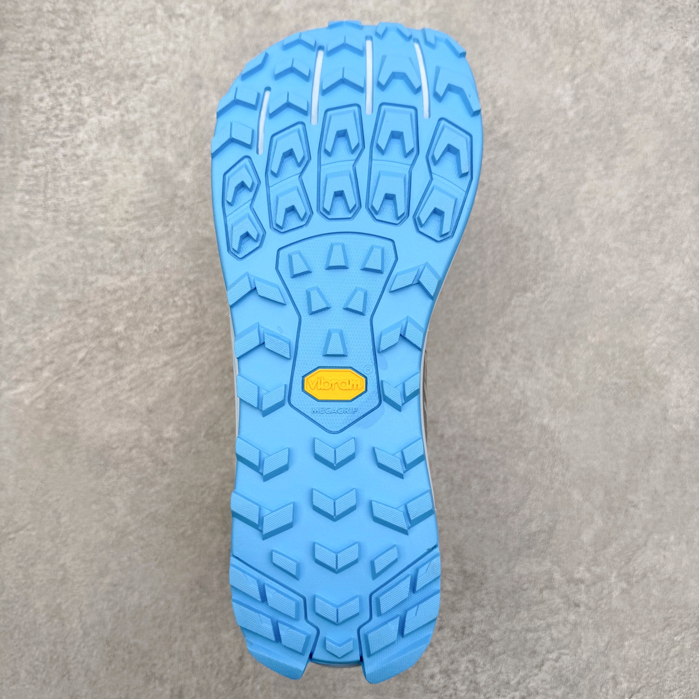 图片[9]-＃纯原 Altra Lone Peak 9 舒适运动越野跑鞋 2009年，长跑精英运动员Golden Harper在美国犹他州创立了“Altra Footwear”，跑鞋特点是采用舒适的FootShape™M（很适鞋楦）设计和独特的BalancedCushioning™（平衡缓冲）技术，帮助遭受伤病困扰的跑者回归跑步，从而迅速积累起良好的口碑。2011年品牌迅速发展，屡获大奖。2015年开始不仅占据全美跑鞋前十，足迹更是遍布全球。2016年Altra正式进入中国市场，凭借独特的品牌风格以及出色的性能表现，三年来获得越来越多普通跑者的喜爱。销售业绩增长迅速，成为中国越野跑市场占有量前三的跑鞋品牌。实拍调校N版已经零色差零失真 百分百还原实物色彩所见即所得 不存在货不对板色差等低级问题 选购参考实物拍摄 不混卖不参货 只用心做好货严格选品 承诺混一赔十 尺码：39 40 40.5 41 42 42.5 43 44 44.5 45 46-选品中心