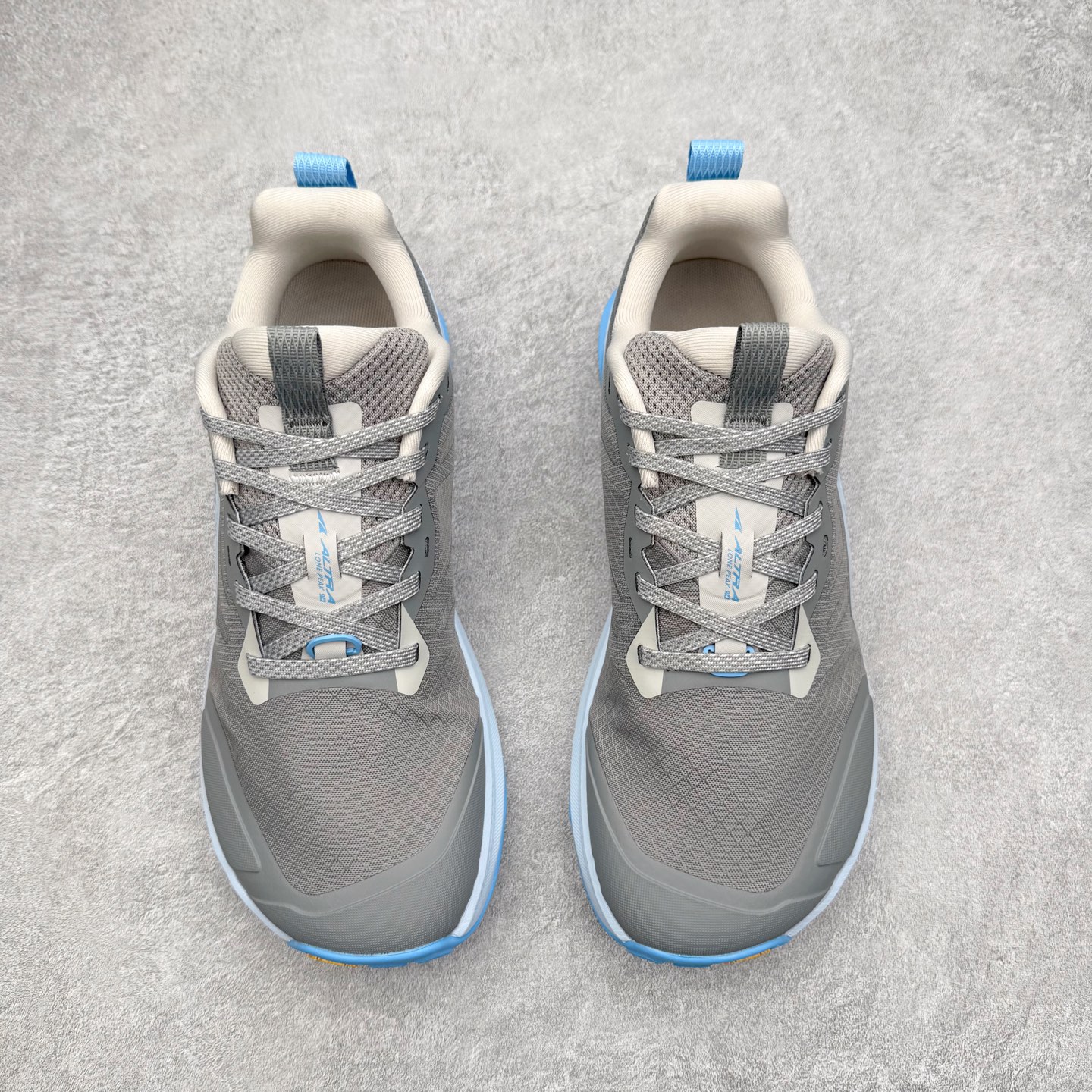 图片[2]-＃纯原 Altra Lone Peak 9 舒适运动越野跑鞋 2009年，长跑精英运动员Golden Harper在美国犹他州创立了“Altra Footwear”，跑鞋特点是采用舒适的FootShape™M（很适鞋楦）设计和独特的BalancedCushioning™（平衡缓冲）技术，帮助遭受伤病困扰的跑者回归跑步，从而迅速积累起良好的口碑。2011年品牌迅速发展，屡获大奖。2015年开始不仅占据全美跑鞋前十，足迹更是遍布全球。2016年Altra正式进入中国市场，凭借独特的品牌风格以及出色的性能表现，三年来获得越来越多普通跑者的喜爱。销售业绩增长迅速，成为中国越野跑市场占有量前三的跑鞋品牌。实拍调校N版已经零色差零失真 百分百还原实物色彩所见即所得 不存在货不对板色差等低级问题 选购参考实物拍摄 不混卖不参货 只用心做好货严格选品 承诺混一赔十 尺码：39 40 40.5 41 42 42.5 43 44 44.5 45 46-选品中心