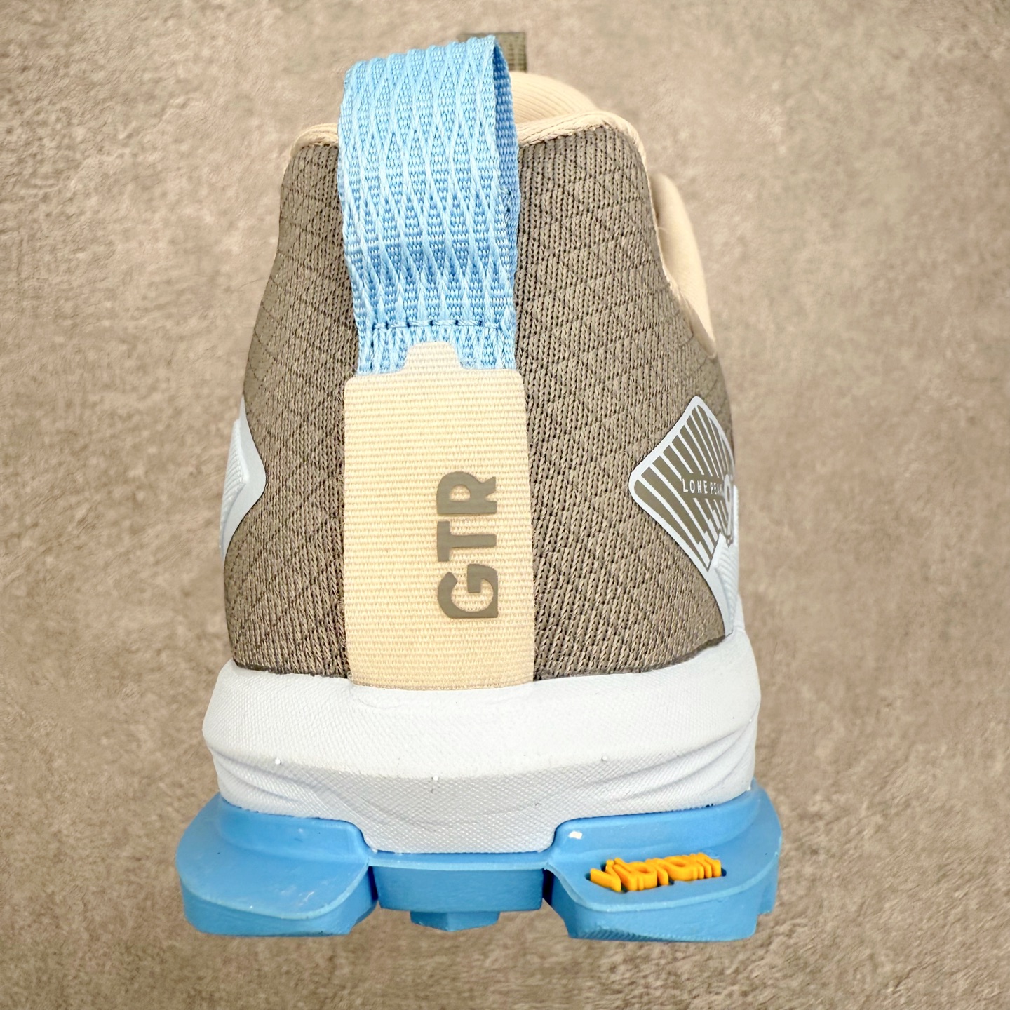 图片[8]-＃纯原 Altra Lone Peak 9 舒适运动越野跑鞋 2009年，长跑精英运动员Golden Harper在美国犹他州创立了“Altra Footwear”，跑鞋特点是采用舒适的FootShape™M（很适鞋楦）设计和独特的BalancedCushioning™（平衡缓冲）技术，帮助遭受伤病困扰的跑者回归跑步，从而迅速积累起良好的口碑。2011年品牌迅速发展，屡获大奖。2015年开始不仅占据全美跑鞋前十，足迹更是遍布全球。2016年Altra正式进入中国市场，凭借独特的品牌风格以及出色的性能表现，三年来获得越来越多普通跑者的喜爱。销售业绩增长迅速，成为中国越野跑市场占有量前三的跑鞋品牌。实拍调校N版已经零色差零失真 百分百还原实物色彩所见即所得 不存在货不对板色差等低级问题 选购参考实物拍摄 不混卖不参货 只用心做好货严格选品 承诺混一赔十 尺码：39 40 40.5 41 42 42.5 43 44 44.5 45 46-选品中心