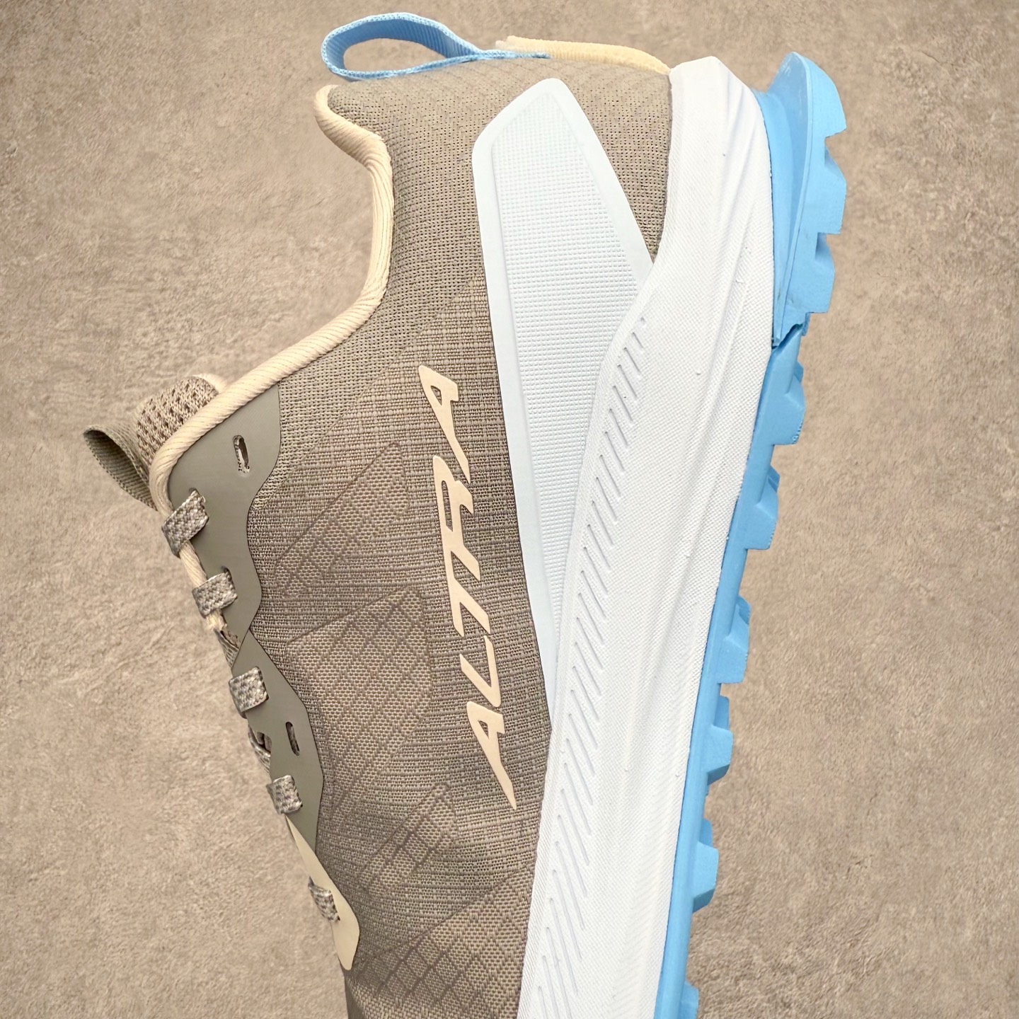 图片[7]-＃纯原 Altra Lone Peak 9 舒适运动越野跑鞋 2009年，长跑精英运动员Golden Harper在美国犹他州创立了“Altra Footwear”，跑鞋特点是采用舒适的FootShape™M（很适鞋楦）设计和独特的BalancedCushioning™（平衡缓冲）技术，帮助遭受伤病困扰的跑者回归跑步，从而迅速积累起良好的口碑。2011年品牌迅速发展，屡获大奖。2015年开始不仅占据全美跑鞋前十，足迹更是遍布全球。2016年Altra正式进入中国市场，凭借独特的品牌风格以及出色的性能表现，三年来获得越来越多普通跑者的喜爱。销售业绩增长迅速，成为中国越野跑市场占有量前三的跑鞋品牌。实拍调校N版已经零色差零失真 百分百还原实物色彩所见即所得 不存在货不对板色差等低级问题 选购参考实物拍摄 不混卖不参货 只用心做好货严格选品 承诺混一赔十 尺码：39 40 40.5 41 42 42.5 43 44 44.5 45 46-选品中心