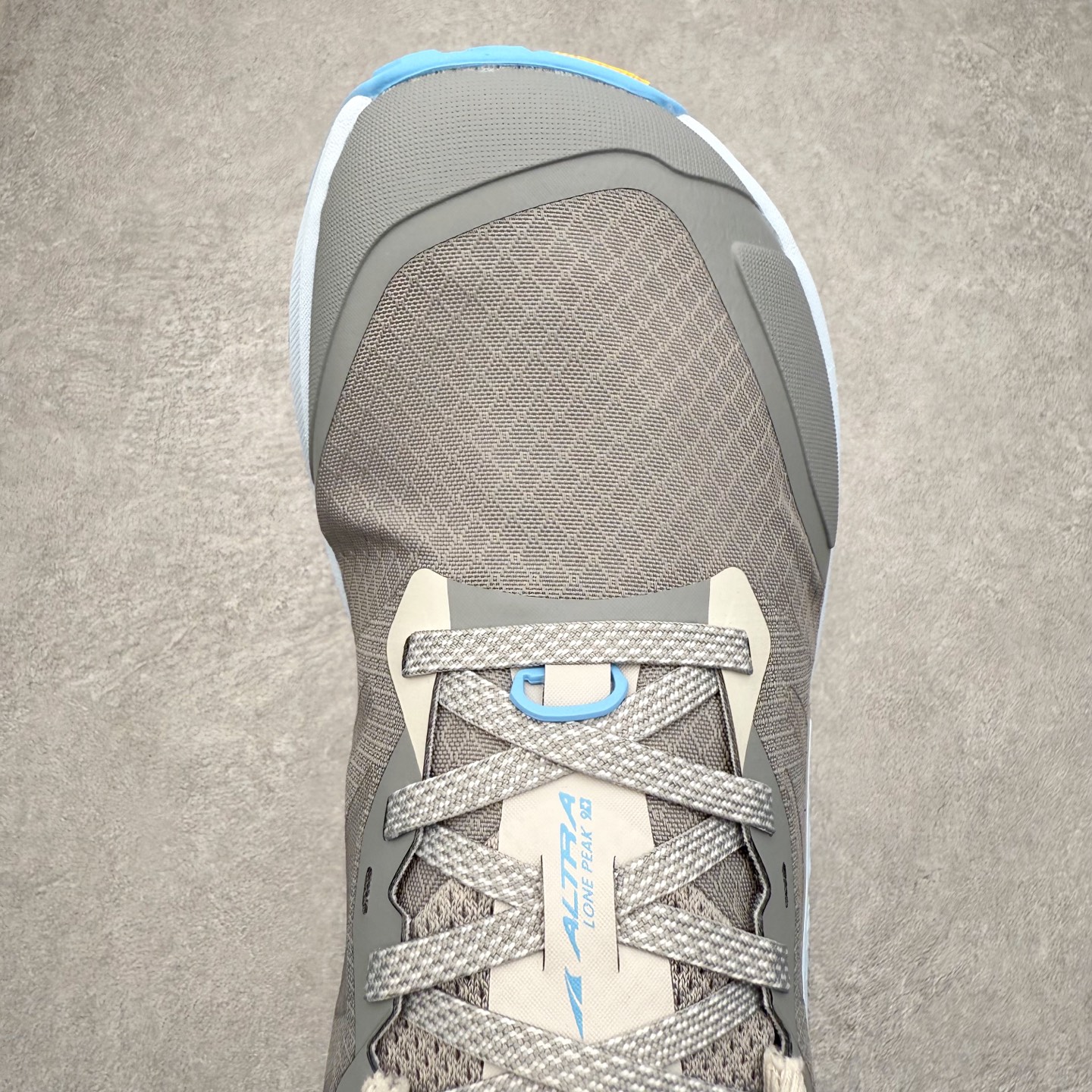 图片[4]-＃纯原 Altra Lone Peak 9 舒适运动越野跑鞋 2009年，长跑精英运动员Golden Harper在美国犹他州创立了“Altra Footwear”，跑鞋特点是采用舒适的FootShape™M（很适鞋楦）设计和独特的BalancedCushioning™（平衡缓冲）技术，帮助遭受伤病困扰的跑者回归跑步，从而迅速积累起良好的口碑。2011年品牌迅速发展，屡获大奖。2015年开始不仅占据全美跑鞋前十，足迹更是遍布全球。2016年Altra正式进入中国市场，凭借独特的品牌风格以及出色的性能表现，三年来获得越来越多普通跑者的喜爱。销售业绩增长迅速，成为中国越野跑市场占有量前三的跑鞋品牌。实拍调校N版已经零色差零失真 百分百还原实物色彩所见即所得 不存在货不对板色差等低级问题 选购参考实物拍摄 不混卖不参货 只用心做好货严格选品 承诺混一赔十 尺码：39 40 40.5 41 42 42.5 43 44 44.5 45 46-选品中心