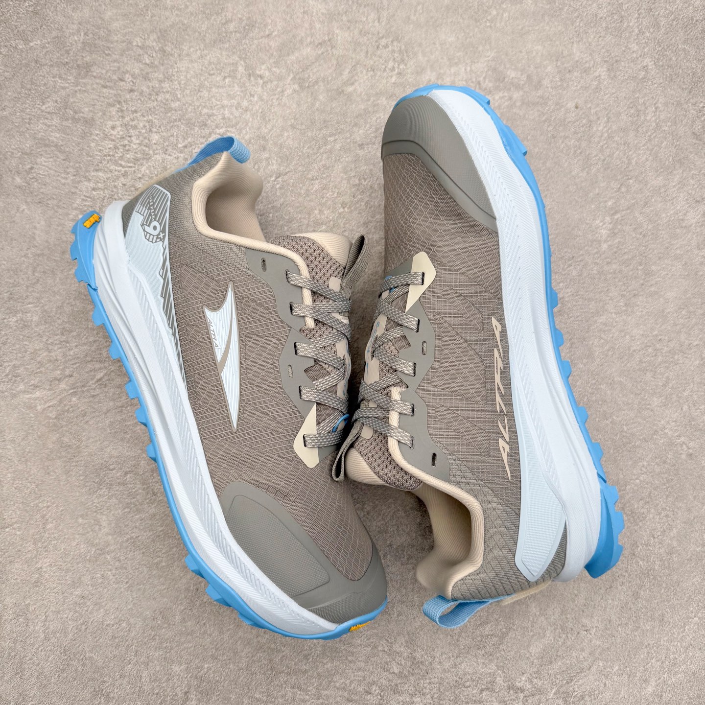 图片[3]-＃纯原 Altra Lone Peak 9 舒适运动越野跑鞋 2009年，长跑精英运动员Golden Harper在美国犹他州创立了“Altra Footwear”，跑鞋特点是采用舒适的FootShape™M（很适鞋楦）设计和独特的BalancedCushioning™（平衡缓冲）技术，帮助遭受伤病困扰的跑者回归跑步，从而迅速积累起良好的口碑。2011年品牌迅速发展，屡获大奖。2015年开始不仅占据全美跑鞋前十，足迹更是遍布全球。2016年Altra正式进入中国市场，凭借独特的品牌风格以及出色的性能表现，三年来获得越来越多普通跑者的喜爱。销售业绩增长迅速，成为中国越野跑市场占有量前三的跑鞋品牌。实拍调校N版已经零色差零失真 百分百还原实物色彩所见即所得 不存在货不对板色差等低级问题 选购参考实物拍摄 不混卖不参货 只用心做好货严格选品 承诺混一赔十 尺码：39 40 40.5 41 42 42.5 43 44 44.5 45 46-选品中心