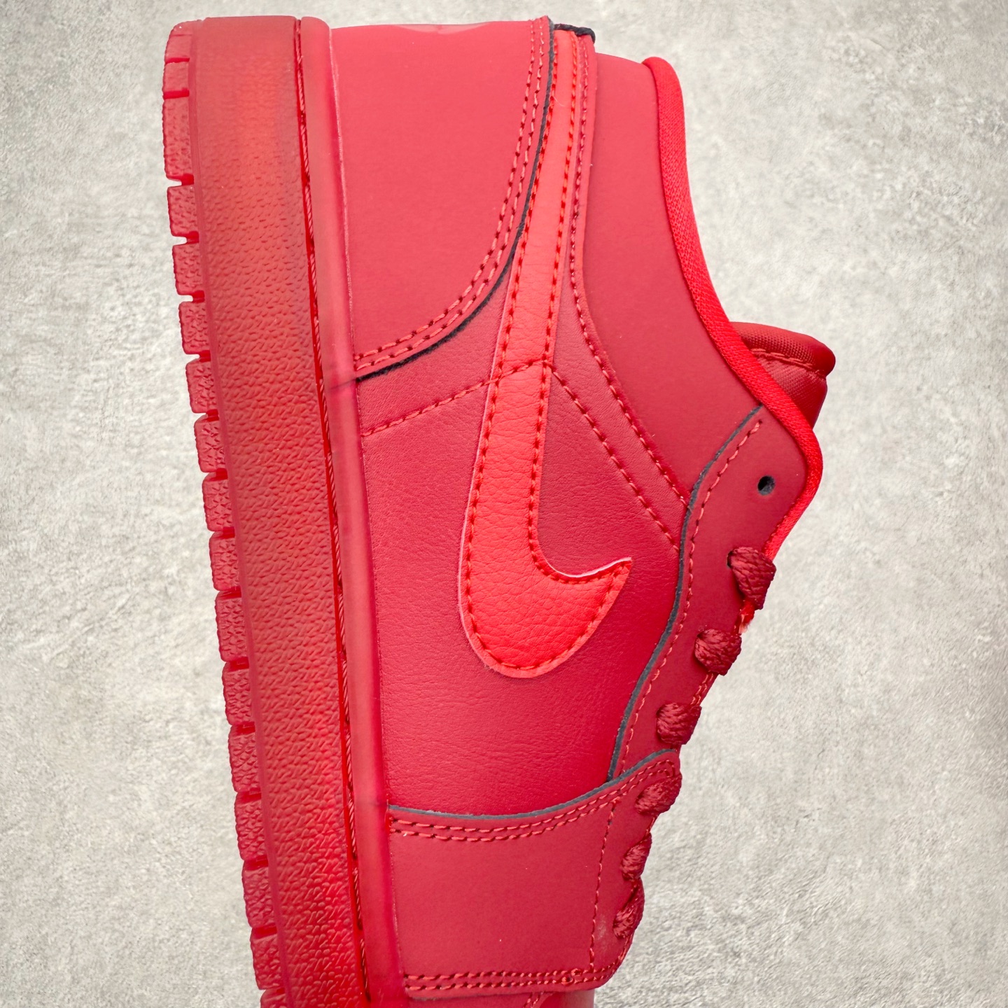 图片[6]-＃K版 Air Jordan AJ1 Low 低帮 IB7012-600 全新流水线出品 DT版本唯一平替选择 市场第二梯队最强版 全部原鞋开发 原楦原纸板开发 全鞋电脑针车 原厂内置全掌气垫 原盒内在原标 唯一Zp原版鞋带绑法 免检产品 全新2022版型 全头层皮料 完美零毛边处理 原厂配置全掌气垫 价格定位良心 几十个配色陆续出货 实拍调校N版已经零色差零失真 百分百还原实物色彩所见即所得 不存在货不对板色差等低级问题 选购参考实物拍摄 不混卖不参货 只用心做好货严格选品 承诺混一赔十 尺码：36 36.5 37.5 38 38.5 39 40 40.5 41 42 42.5 43 44 44.5 45-选品中心