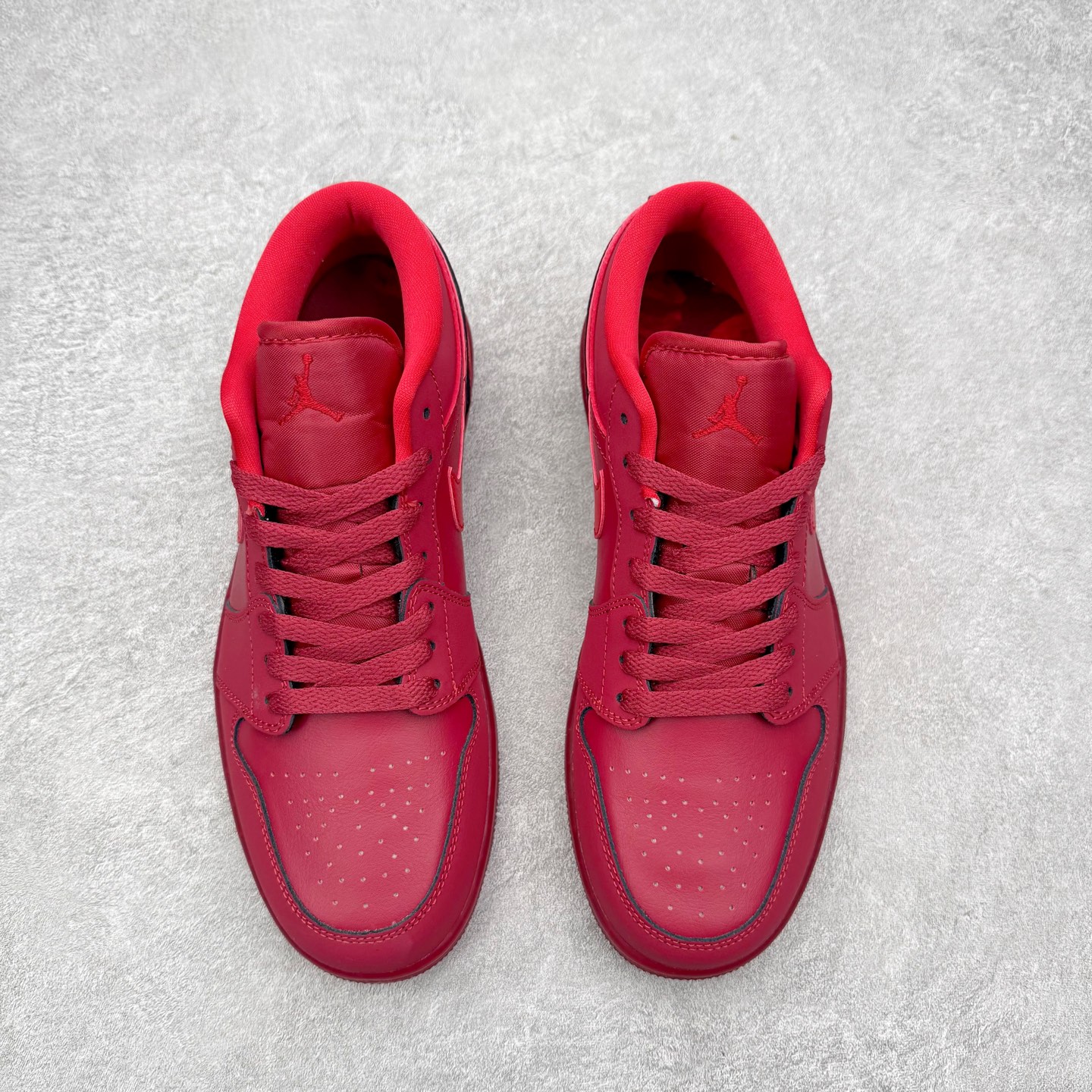 图片[2]-＃K版 Air Jordan AJ1 Low 低帮 IB7012-600 全新流水线出品 DT版本唯一平替选择 市场第二梯队最强版 全部原鞋开发 原楦原纸板开发 全鞋电脑针车 原厂内置全掌气垫 原盒内在原标 唯一Zp原版鞋带绑法 免检产品 全新2022版型 全头层皮料 完美零毛边处理 原厂配置全掌气垫 价格定位良心 几十个配色陆续出货 实拍调校N版已经零色差零失真 百分百还原实物色彩所见即所得 不存在货不对板色差等低级问题 选购参考实物拍摄 不混卖不参货 只用心做好货严格选品 承诺混一赔十 尺码：36 36.5 37.5 38 38.5 39 40 40.5 41 42 42.5 43 44 44.5 45-选品中心