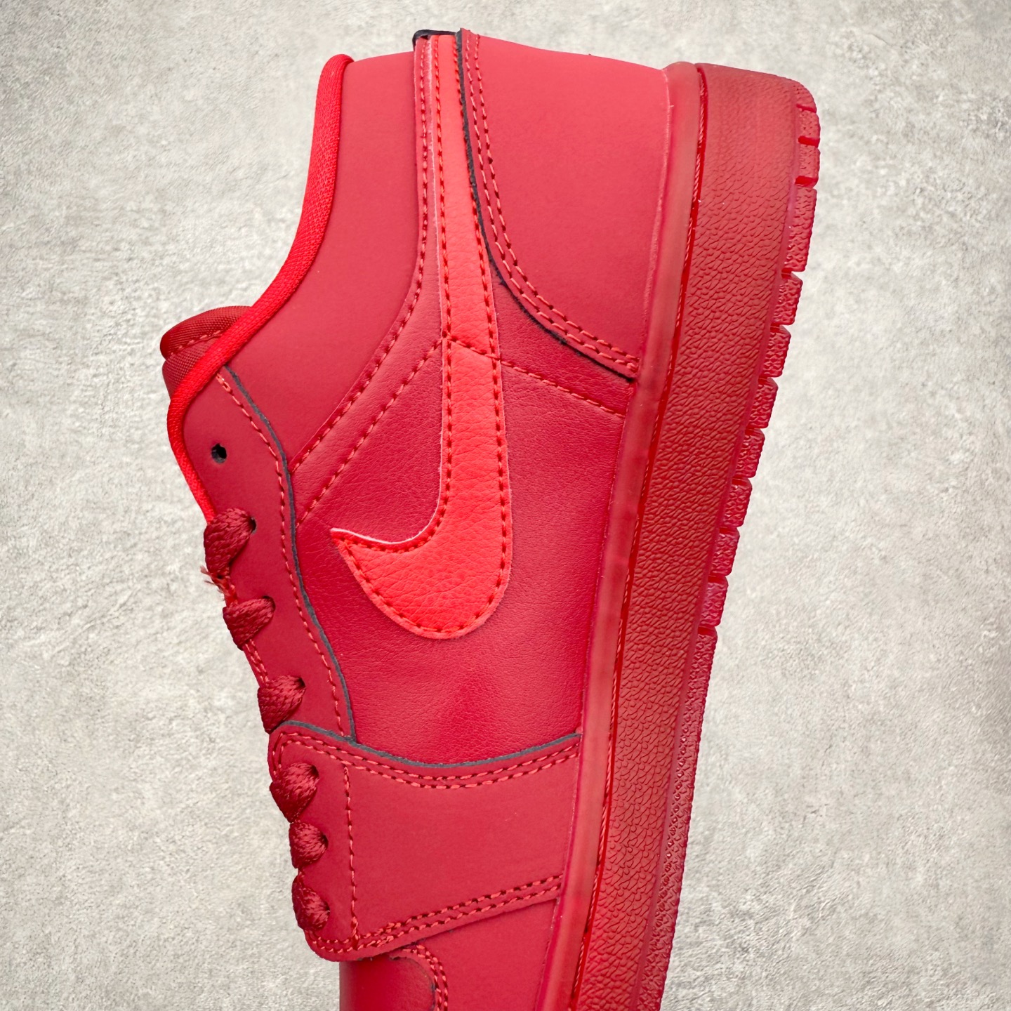 图片[7]-＃K版 Air Jordan AJ1 Low 低帮 IB7012-600 全新流水线出品 DT版本唯一平替选择 市场第二梯队最强版 全部原鞋开发 原楦原纸板开发 全鞋电脑针车 原厂内置全掌气垫 原盒内在原标 唯一Zp原版鞋带绑法 免检产品 全新2022版型 全头层皮料 完美零毛边处理 原厂配置全掌气垫 价格定位良心 几十个配色陆续出货 实拍调校N版已经零色差零失真 百分百还原实物色彩所见即所得 不存在货不对板色差等低级问题 选购参考实物拍摄 不混卖不参货 只用心做好货严格选品 承诺混一赔十 尺码：36 36.5 37.5 38 38.5 39 40 40.5 41 42 42.5 43 44 44.5 45-选品中心