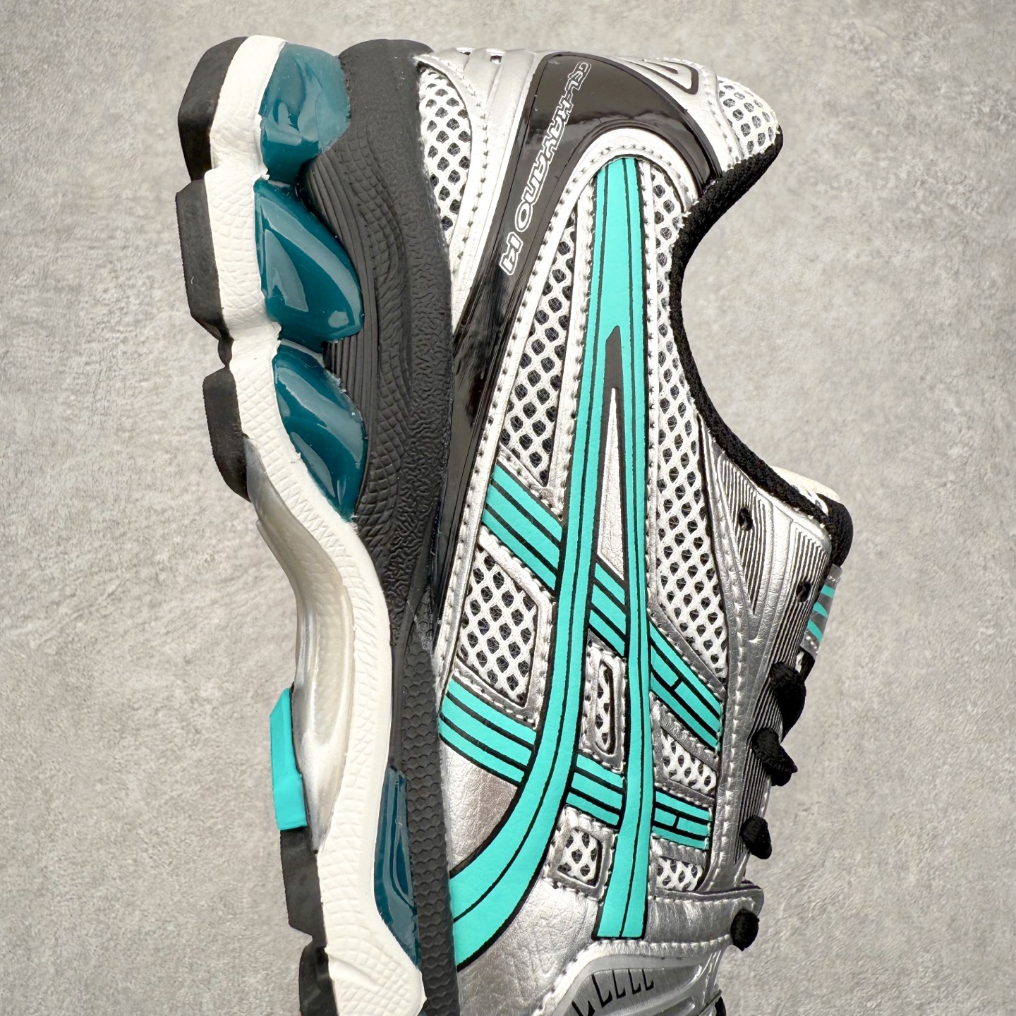 图片[6]-＃特价福利 ASICS GEL-KAYANO 14 亚瑟士K14系列户外复古潮流百搭织物合成革缓震休闲跑步鞋 原装纸板楦头开发 独家私模五层组合大底 原厂定制缓震硅胶加持 原盒原配 官方四联吊牌 原装Ortholite轻量化鞋垫 设计师 Hidenori Yamashita 以「Flash」一词为灵感 创造出未来感金属色鞋面 改造升级内在性能 由内而外全面革新 为 GEL-KAYANO 家族传承及经典跑鞋文化的延续 创下里程碑式作品 K14跑鞋重新诠释了复古的跑步形状 并以其 2000 年代后期的美学理念重新铺装 银色与蓝色的鞋面极为高档 网面铺陈与鞋面、鞋头多处细节位增添了透气性 鞋后跟部中底上以及多密度耐磨鞋底增加了 GEL 缓震胶 提供高抗冲击性、缓冲性、可保护脚部免受地面冲击的影响 穿着舒适性十足 尺码：35.5 36 37 37.5 38 39 39.5 40.5 41.5 42 42.5 43.5 44 45-选品中心