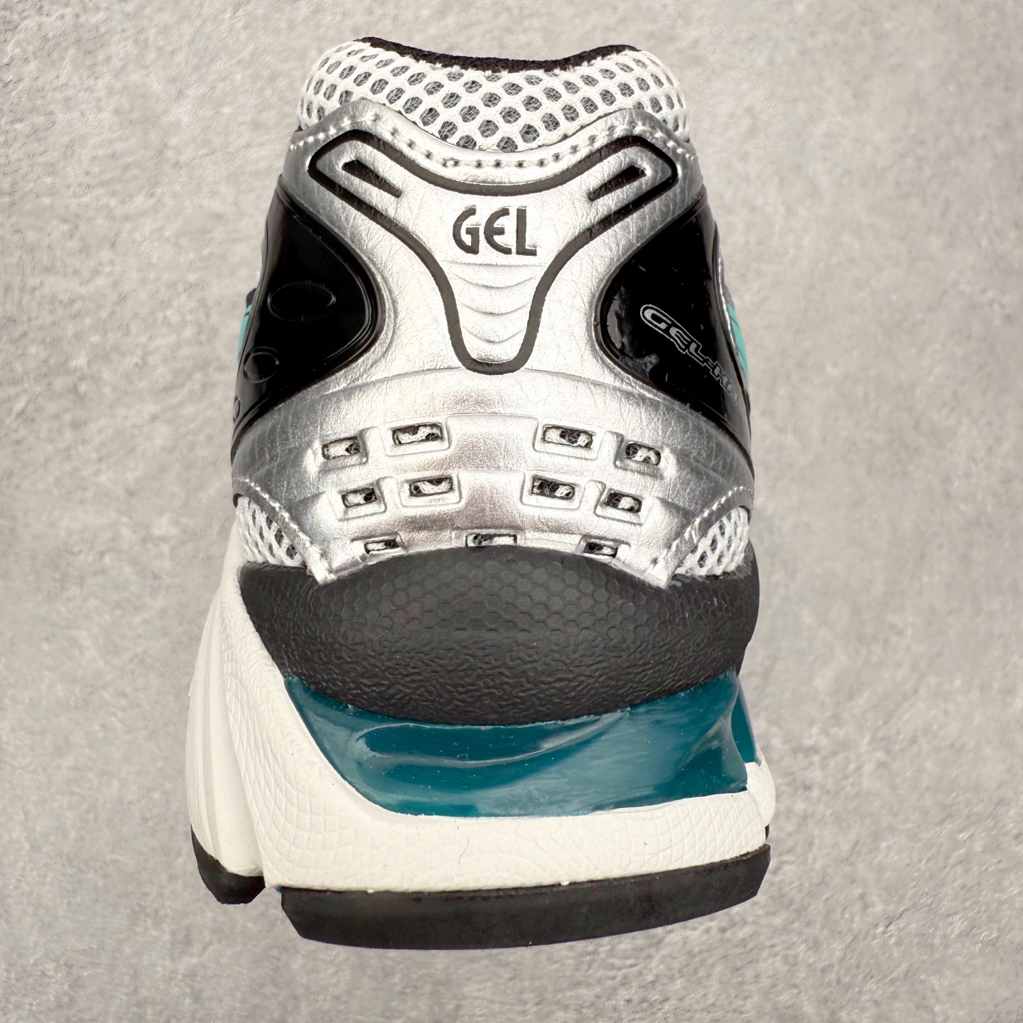 图片[8]-＃特价福利 ASICS GEL-KAYANO 14 亚瑟士K14系列户外复古潮流百搭织物合成革缓震休闲跑步鞋 原装纸板楦头开发 独家私模五层组合大底 原厂定制缓震硅胶加持 原盒原配 官方四联吊牌 原装Ortholite轻量化鞋垫 设计师 Hidenori Yamashita 以「Flash」一词为灵感 创造出未来感金属色鞋面 改造升级内在性能 由内而外全面革新 为 GEL-KAYANO 家族传承及经典跑鞋文化的延续 创下里程碑式作品 K14跑鞋重新诠释了复古的跑步形状 并以其 2000 年代后期的美学理念重新铺装 银色与蓝色的鞋面极为高档 网面铺陈与鞋面、鞋头多处细节位增添了透气性 鞋后跟部中底上以及多密度耐磨鞋底增加了 GEL 缓震胶 提供高抗冲击性、缓冲性、可保护脚部免受地面冲击的影响 穿着舒适性十足 尺码：35.5 36 37 37.5 38 39 39.5 40.5 41.5 42 42.5 43.5 44 45-选品中心