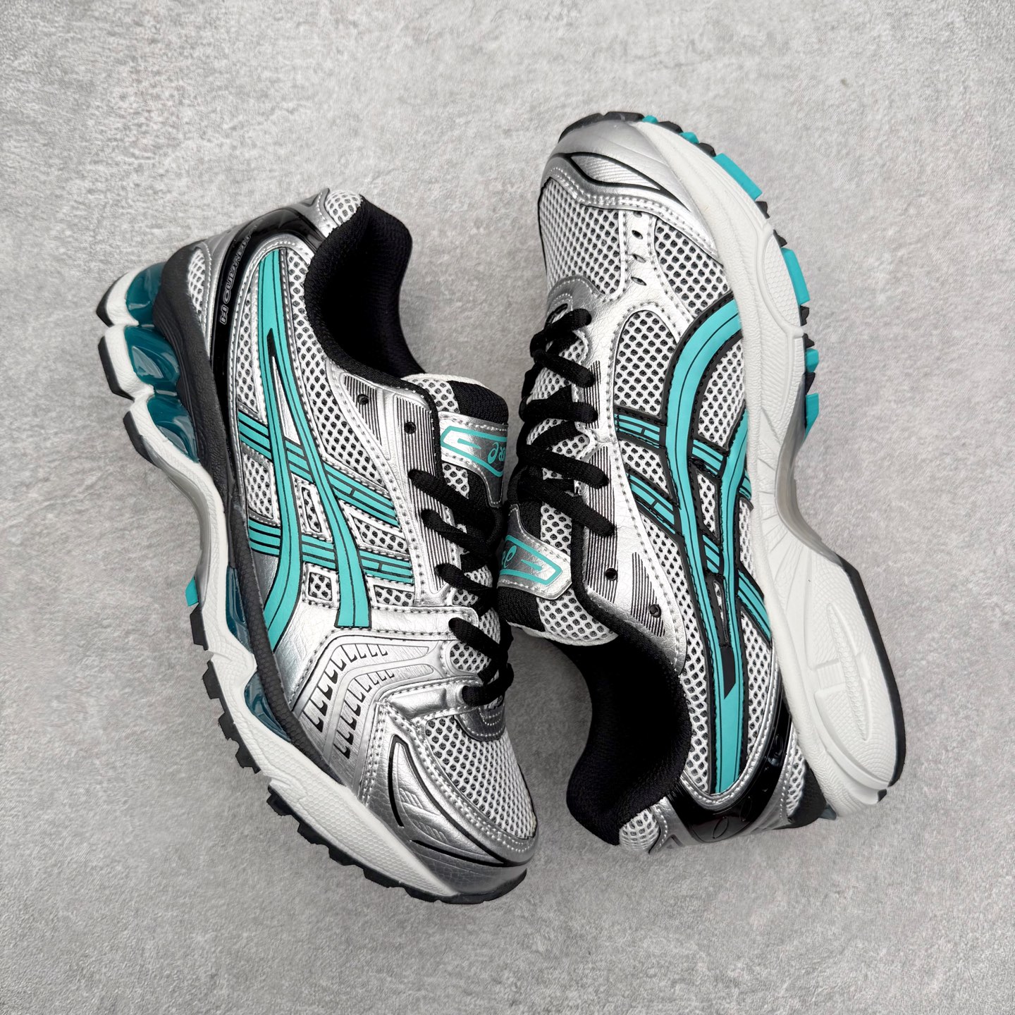 图片[3]-＃特价福利 ASICS GEL-KAYANO 14 亚瑟士K14系列户外复古潮流百搭织物合成革缓震休闲跑步鞋 原装纸板楦头开发 独家私模五层组合大底 原厂定制缓震硅胶加持 原盒原配 官方四联吊牌 原装Ortholite轻量化鞋垫 设计师 Hidenori Yamashita 以「Flash」一词为灵感 创造出未来感金属色鞋面 改造升级内在性能 由内而外全面革新 为 GEL-KAYANO 家族传承及经典跑鞋文化的延续 创下里程碑式作品 K14跑鞋重新诠释了复古的跑步形状 并以其 2000 年代后期的美学理念重新铺装 银色与蓝色的鞋面极为高档 网面铺陈与鞋面、鞋头多处细节位增添了透气性 鞋后跟部中底上以及多密度耐磨鞋底增加了 GEL 缓震胶 提供高抗冲击性、缓冲性、可保护脚部免受地面冲击的影响 穿着舒适性十足 尺码：35.5 36 37 37.5 38 39 39.5 40.5 41.5 42 42.5 43.5 44 45-选品中心