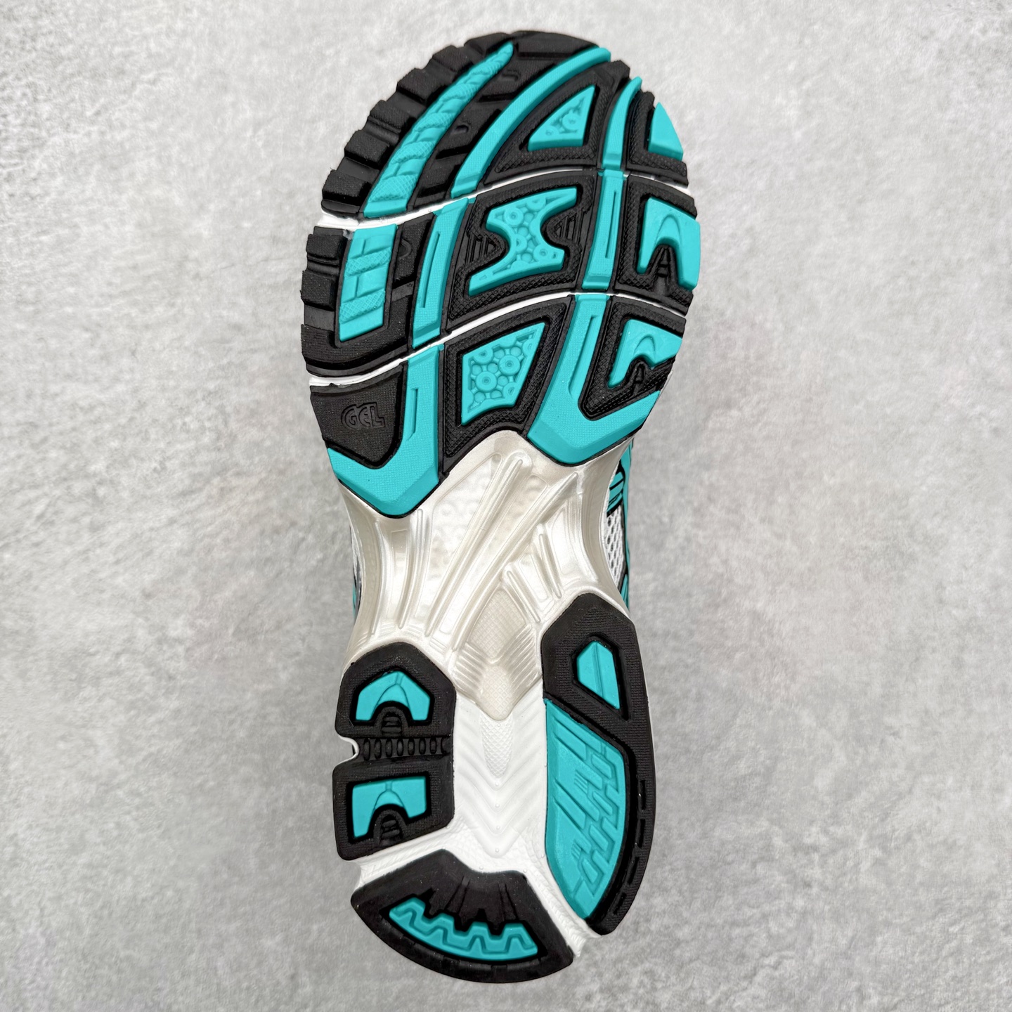 图片[9]-＃特价福利 ASICS GEL-KAYANO 14 亚瑟士K14系列户外复古潮流百搭织物合成革缓震休闲跑步鞋 原装纸板楦头开发 独家私模五层组合大底 原厂定制缓震硅胶加持 原盒原配 官方四联吊牌 原装Ortholite轻量化鞋垫 设计师 Hidenori Yamashita 以「Flash」一词为灵感 创造出未来感金属色鞋面 改造升级内在性能 由内而外全面革新 为 GEL-KAYANO 家族传承及经典跑鞋文化的延续 创下里程碑式作品 K14跑鞋重新诠释了复古的跑步形状 并以其 2000 年代后期的美学理念重新铺装 银色与蓝色的鞋面极为高档 网面铺陈与鞋面、鞋头多处细节位增添了透气性 鞋后跟部中底上以及多密度耐磨鞋底增加了 GEL 缓震胶 提供高抗冲击性、缓冲性、可保护脚部免受地面冲击的影响 穿着舒适性十足 尺码：35.5 36 37 37.5 38 39 39.5 40.5 41.5 42 42.5 43.5 44 45-选品中心