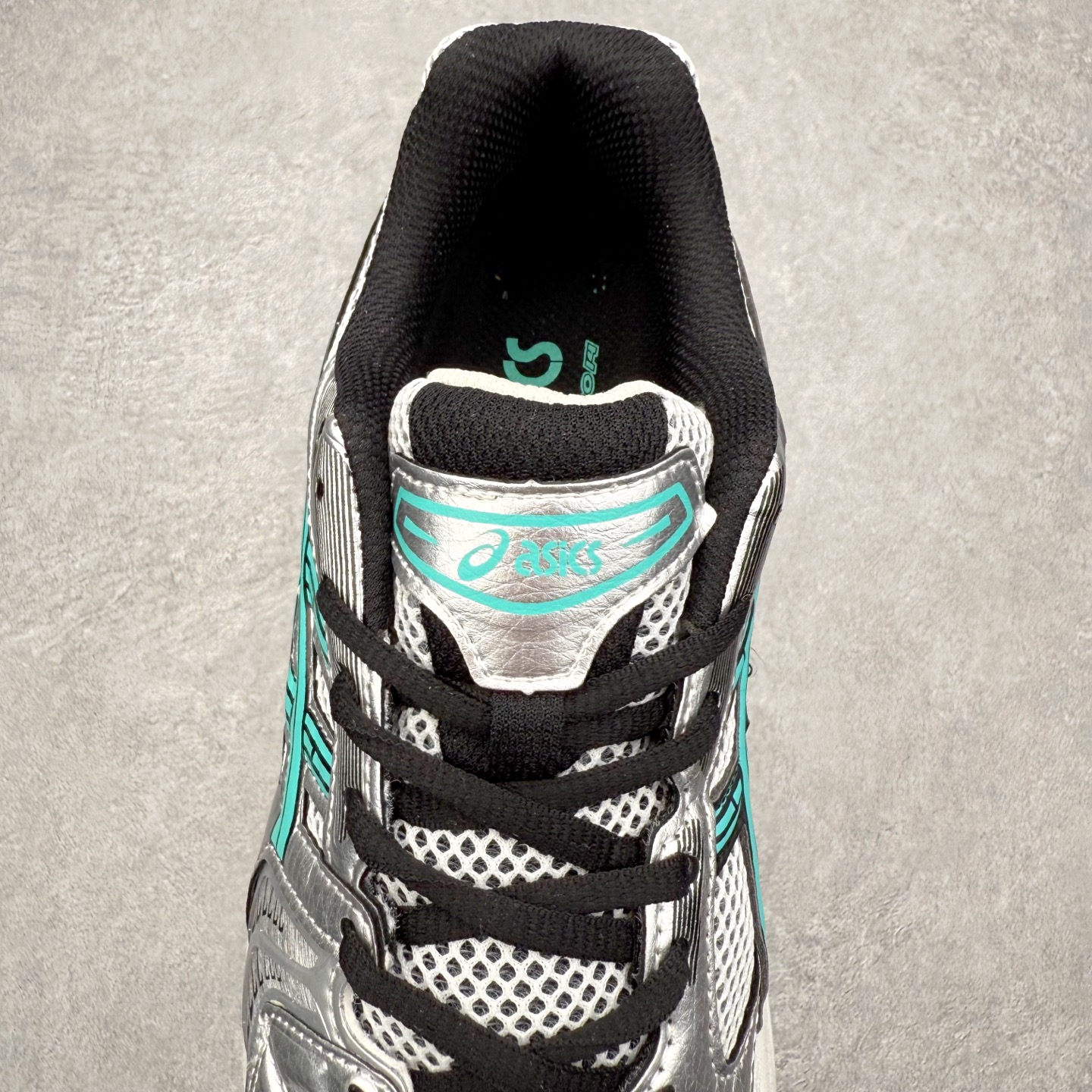 图片[5]-＃特价福利 ASICS GEL-KAYANO 14 亚瑟士K14系列户外复古潮流百搭织物合成革缓震休闲跑步鞋 原装纸板楦头开发 独家私模五层组合大底 原厂定制缓震硅胶加持 原盒原配 官方四联吊牌 原装Ortholite轻量化鞋垫 设计师 Hidenori Yamashita 以「Flash」一词为灵感 创造出未来感金属色鞋面 改造升级内在性能 由内而外全面革新 为 GEL-KAYANO 家族传承及经典跑鞋文化的延续 创下里程碑式作品 K14跑鞋重新诠释了复古的跑步形状 并以其 2000 年代后期的美学理念重新铺装 银色与蓝色的鞋面极为高档 网面铺陈与鞋面、鞋头多处细节位增添了透气性 鞋后跟部中底上以及多密度耐磨鞋底增加了 GEL 缓震胶 提供高抗冲击性、缓冲性、可保护脚部免受地面冲击的影响 穿着舒适性十足 尺码：35.5 36 37 37.5 38 39 39.5 40.5 41.5 42 42.5 43.5 44 45-选品中心