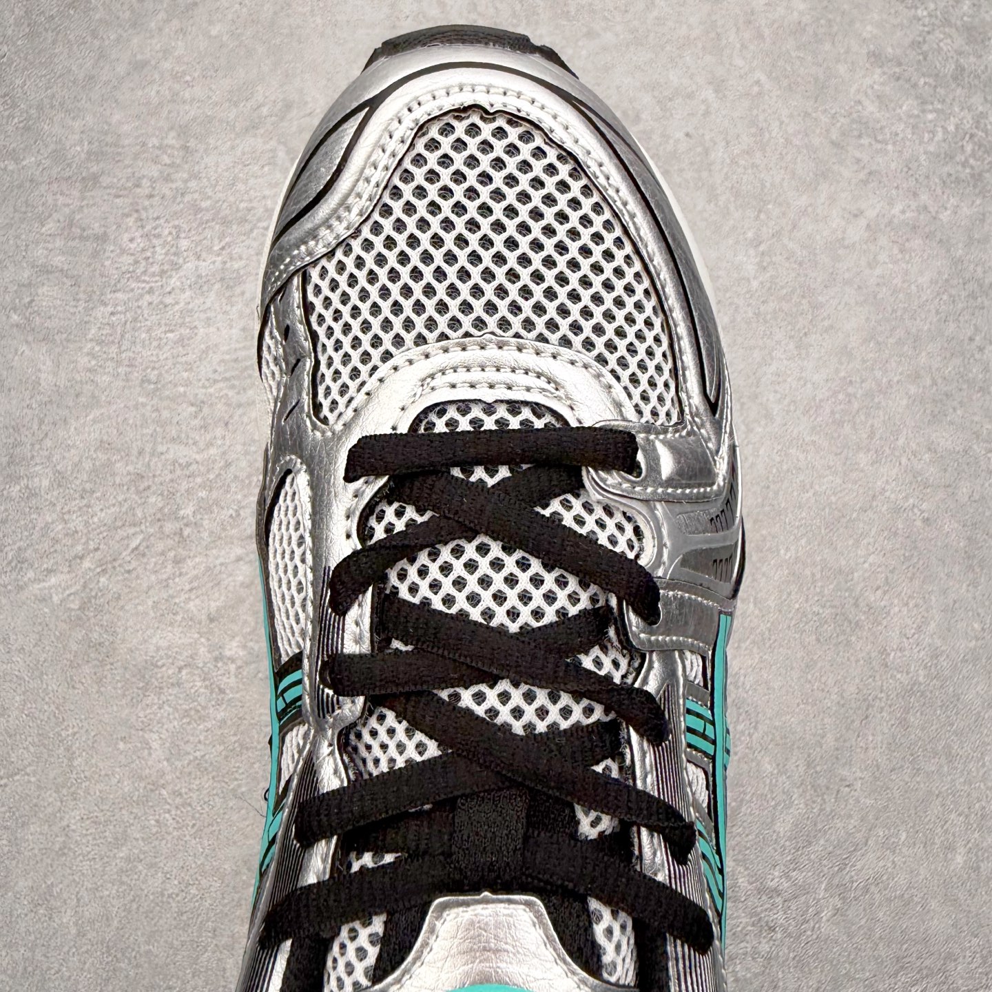 图片[4]-＃特价福利 ASICS GEL-KAYANO 14 亚瑟士K14系列户外复古潮流百搭织物合成革缓震休闲跑步鞋 原装纸板楦头开发 独家私模五层组合大底 原厂定制缓震硅胶加持 原盒原配 官方四联吊牌 原装Ortholite轻量化鞋垫 设计师 Hidenori Yamashita 以「Flash」一词为灵感 创造出未来感金属色鞋面 改造升级内在性能 由内而外全面革新 为 GEL-KAYANO 家族传承及经典跑鞋文化的延续 创下里程碑式作品 K14跑鞋重新诠释了复古的跑步形状 并以其 2000 年代后期的美学理念重新铺装 银色与蓝色的鞋面极为高档 网面铺陈与鞋面、鞋头多处细节位增添了透气性 鞋后跟部中底上以及多密度耐磨鞋底增加了 GEL 缓震胶 提供高抗冲击性、缓冲性、可保护脚部免受地面冲击的影响 穿着舒适性十足 尺码：35.5 36 37 37.5 38 39 39.5 40.5 41.5 42 42.5 43.5 44 45-选品中心