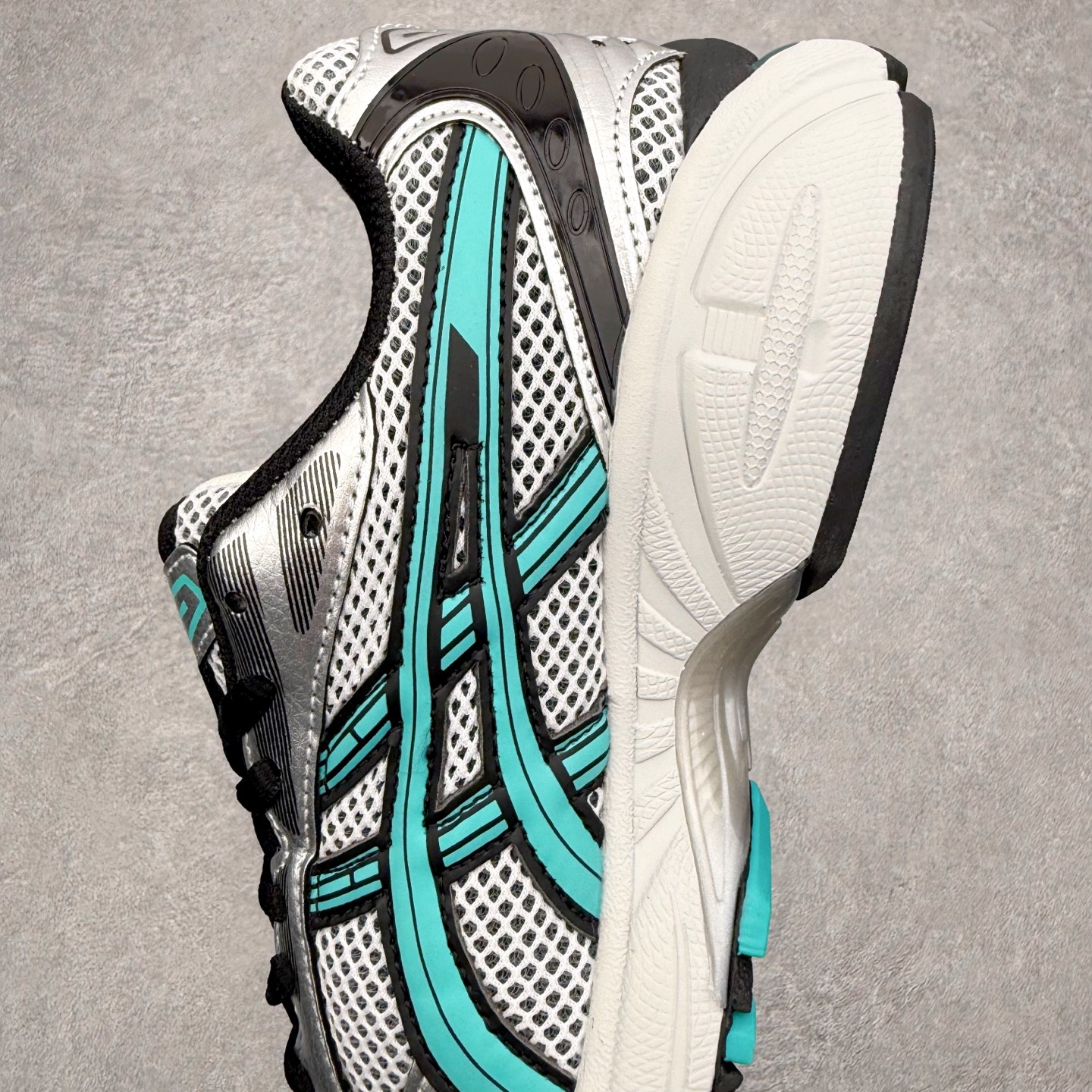 图片[7]-＃特价福利 ASICS GEL-KAYANO 14 亚瑟士K14系列户外复古潮流百搭织物合成革缓震休闲跑步鞋 原装纸板楦头开发 独家私模五层组合大底 原厂定制缓震硅胶加持 原盒原配 官方四联吊牌 原装Ortholite轻量化鞋垫 设计师 Hidenori Yamashita 以「Flash」一词为灵感 创造出未来感金属色鞋面 改造升级内在性能 由内而外全面革新 为 GEL-KAYANO 家族传承及经典跑鞋文化的延续 创下里程碑式作品 K14跑鞋重新诠释了复古的跑步形状 并以其 2000 年代后期的美学理念重新铺装 银色与蓝色的鞋面极为高档 网面铺陈与鞋面、鞋头多处细节位增添了透气性 鞋后跟部中底上以及多密度耐磨鞋底增加了 GEL 缓震胶 提供高抗冲击性、缓冲性、可保护脚部免受地面冲击的影响 穿着舒适性十足 尺码：35.5 36 37 37.5 38 39 39.5 40.5 41.5 42 42.5 43.5 44 45-选品中心