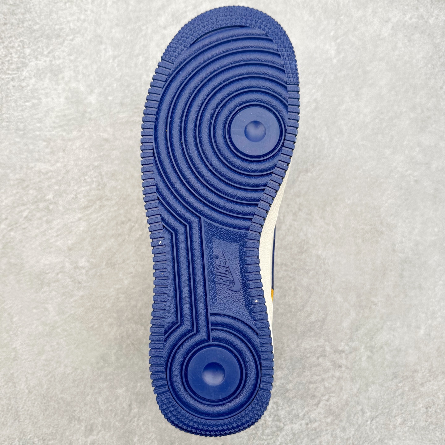 图片[9]-NK Air Force 1´07 Low 空军一号低帮百搭休闲运动板鞋 HF2794-100 柔软、弹性十足的缓震性能和出色的中底设计 横跨复古与现代的外型结合 造就出风靡全球 三十多年的Force 1 直到今天还深受青睐 实拍调校N版已经零色差零失真 百分百还原实物色彩所见即所得 不存在货不对板色差等低级问题 选购参考实物拍摄 不混卖不参货 只用心做好货严格选品 承诺混一赔十 尺码：36 36.5 37.5 38 38.5 39 40 40.5 41 42 42.5 43 44 44.5 45-选品中心