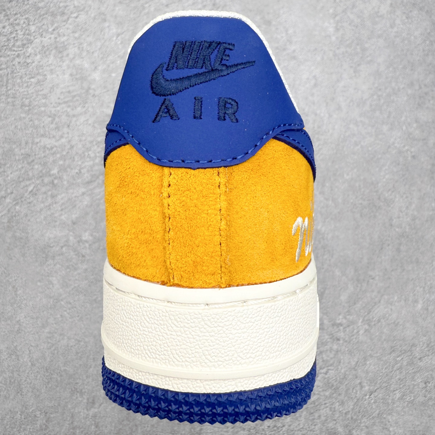 图片[8]-NK Air Force 1´07 Low 空军一号低帮百搭休闲运动板鞋 HF2794-100 柔软、弹性十足的缓震性能和出色的中底设计 横跨复古与现代的外型结合 造就出风靡全球 三十多年的Force 1 直到今天还深受青睐 实拍调校N版已经零色差零失真 百分百还原实物色彩所见即所得 不存在货不对板色差等低级问题 选购参考实物拍摄 不混卖不参货 只用心做好货严格选品 承诺混一赔十 尺码：36 36.5 37.5 38 38.5 39 40 40.5 41 42 42.5 43 44 44.5 45-选品中心