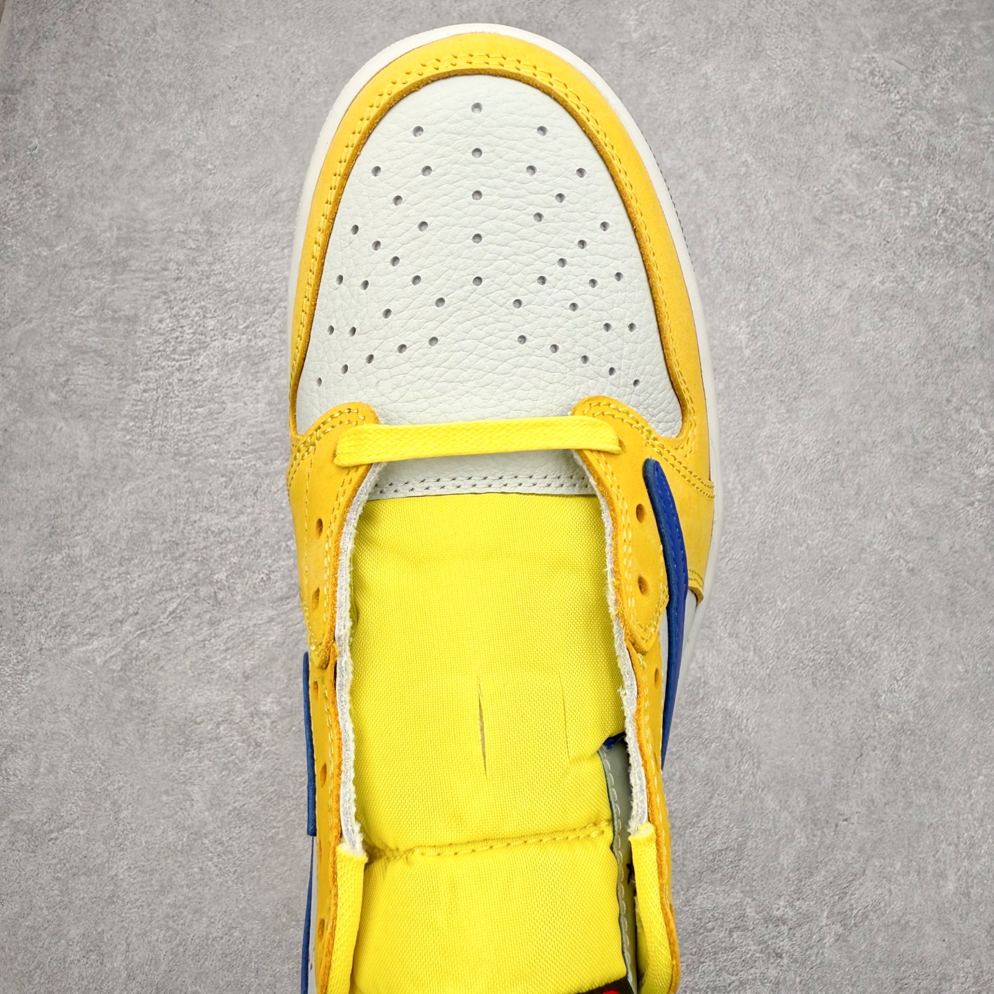 图片[4]-＃KZ神版莞产 Travis Scott x Air Jordan AJ1 Low OG SP TS联名倒钩7.0低帮 黄蓝色 DZ4137-700 全系列配色 外贸特供批次 新配色不断更新开发 市场中端王者 全套原纸板楦头开发 确保原汁原味 完美呈现一代版型 一比一鞋头弧度高度鞋身弧度 此版本只针对中端市场 细节品控鞋型随意秒杀市面同价位 鞋型完美 不臃肿别扭 头层皮料加持 用料绝不含糊 进口玻璃冲刀皮料裁剪零毛边 电脑针车工艺 超高鞋面清洁度 最高QC检验标准 控制溢胶瑕疵 原盒原配 飞翼3D高频深度立体 工艺方面大到整体鞋型 漏斗收腰 底线拉帮 LOGO立体程度 小到针眼排布 载片对称 冲孔效果 鞋标规范 鞋垫背胶等等 无一不是口碑收割 每双都是一个回头客 尺码：36 36.5 37.5 38 38.5 39 40 40.5 41 42 42.5 43 44 44.5 45 46 47.5-选品中心