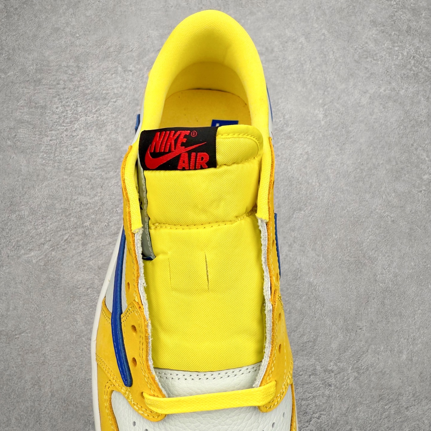 图片[5]-＃KZ神版莞产 Travis Scott x Air Jordan AJ1 Low OG SP TS联名倒钩7.0低帮 黄蓝色 DZ4137-700 全系列配色 外贸特供批次 新配色不断更新开发 市场中端王者 全套原纸板楦头开发 确保原汁原味 完美呈现一代版型 一比一鞋头弧度高度鞋身弧度 此版本只针对中端市场 细节品控鞋型随意秒杀市面同价位 鞋型完美 不臃肿别扭 头层皮料加持 用料绝不含糊 进口玻璃冲刀皮料裁剪零毛边 电脑针车工艺 超高鞋面清洁度 最高QC检验标准 控制溢胶瑕疵 原盒原配 飞翼3D高频深度立体 工艺方面大到整体鞋型 漏斗收腰 底线拉帮 LOGO立体程度 小到针眼排布 载片对称 冲孔效果 鞋标规范 鞋垫背胶等等 无一不是口碑收割 每双都是一个回头客 尺码：36 36.5 37.5 38 38.5 39 40 40.5 41 42 42.5 43 44 44.5 45 46 47.5-选品中心