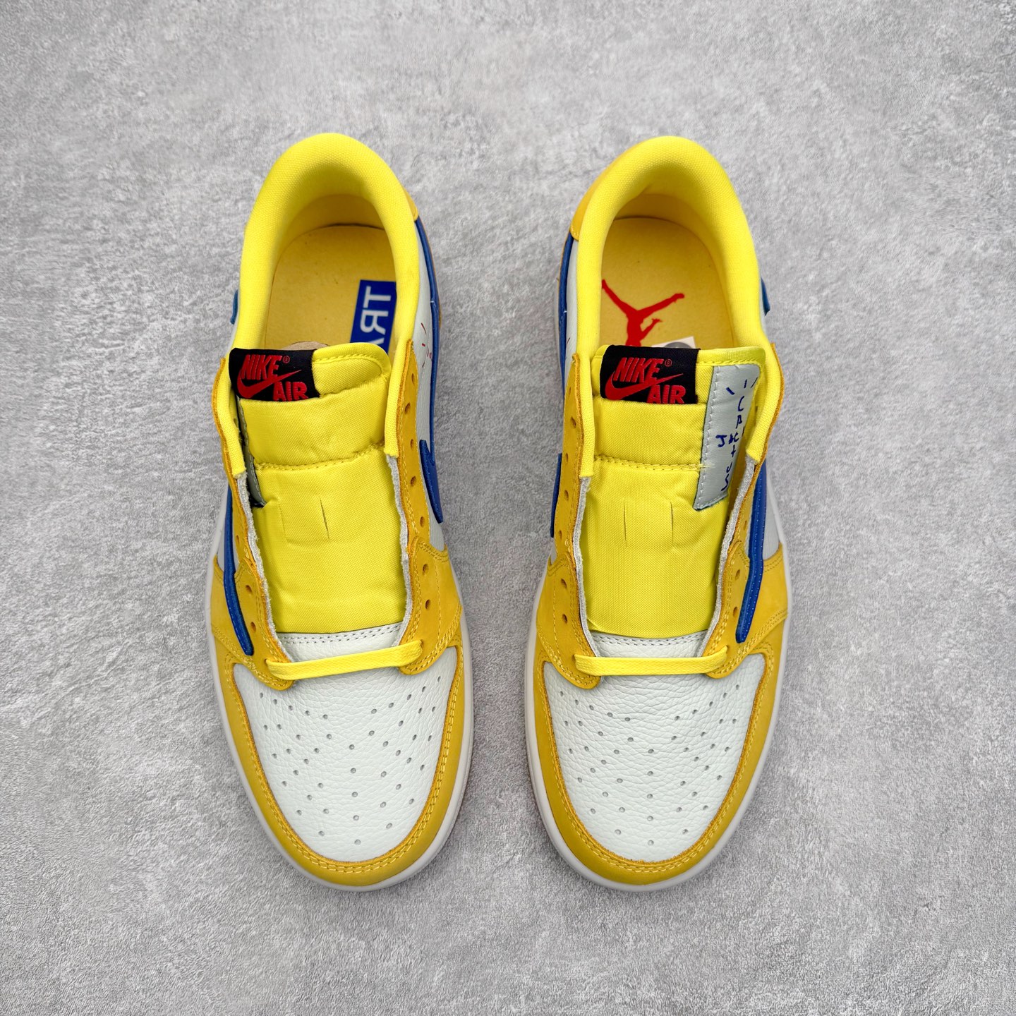 图片[2]-＃KZ神版莞产 Travis Scott x Air Jordan AJ1 Low OG SP TS联名倒钩7.0低帮 黄蓝色 DZ4137-700 全系列配色 外贸特供批次 新配色不断更新开发 市场中端王者 全套原纸板楦头开发 确保原汁原味 完美呈现一代版型 一比一鞋头弧度高度鞋身弧度 此版本只针对中端市场 细节品控鞋型随意秒杀市面同价位 鞋型完美 不臃肿别扭 头层皮料加持 用料绝不含糊 进口玻璃冲刀皮料裁剪零毛边 电脑针车工艺 超高鞋面清洁度 最高QC检验标准 控制溢胶瑕疵 原盒原配 飞翼3D高频深度立体 工艺方面大到整体鞋型 漏斗收腰 底线拉帮 LOGO立体程度 小到针眼排布 载片对称 冲孔效果 鞋标规范 鞋垫背胶等等 无一不是口碑收割 每双都是一个回头客 尺码：36 36.5 37.5 38 38.5 39 40 40.5 41 42 42.5 43 44 44.5 45 46 47.5-选品中心