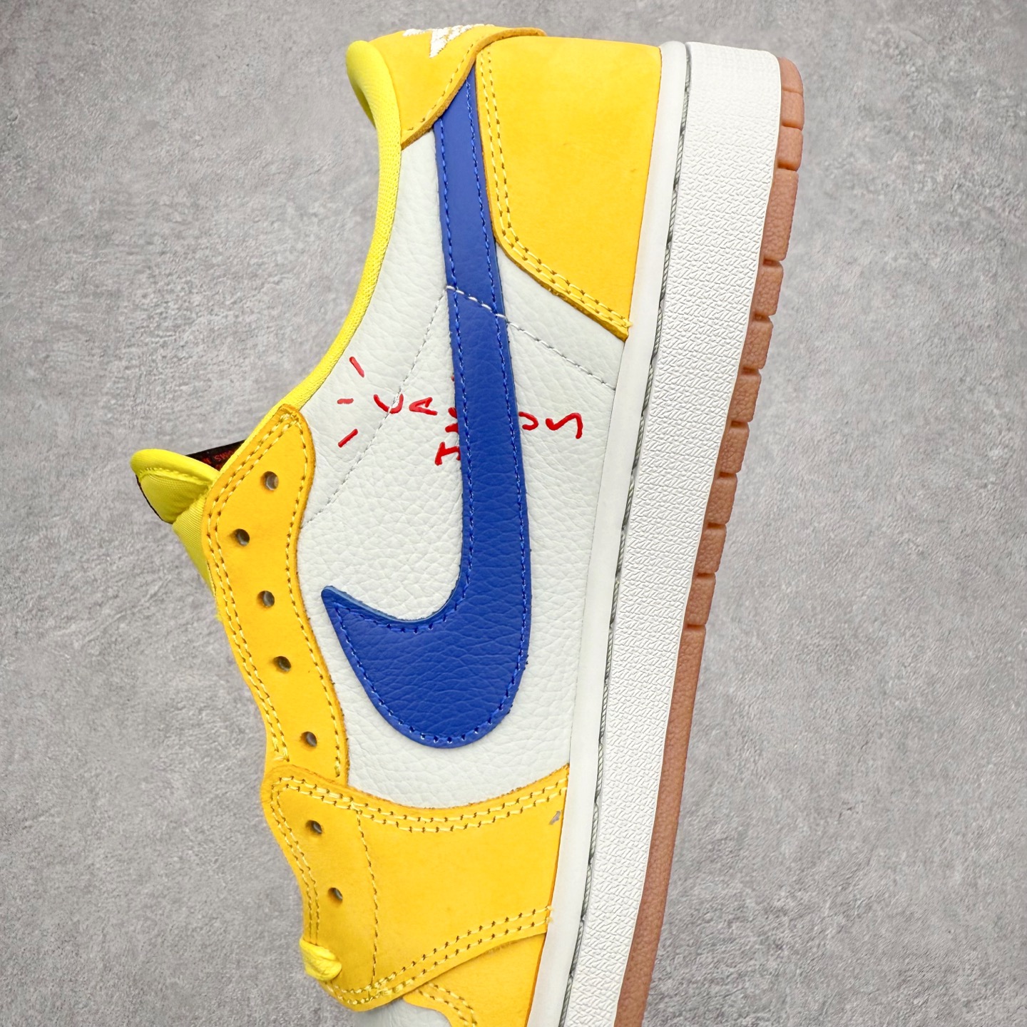 图片[7]-＃KZ神版莞产 Travis Scott x Air Jordan AJ1 Low OG SP TS联名倒钩7.0低帮 黄蓝色 DZ4137-700 全系列配色 外贸特供批次 新配色不断更新开发 市场中端王者 全套原纸板楦头开发 确保原汁原味 完美呈现一代版型 一比一鞋头弧度高度鞋身弧度 此版本只针对中端市场 细节品控鞋型随意秒杀市面同价位 鞋型完美 不臃肿别扭 头层皮料加持 用料绝不含糊 进口玻璃冲刀皮料裁剪零毛边 电脑针车工艺 超高鞋面清洁度 最高QC检验标准 控制溢胶瑕疵 原盒原配 飞翼3D高频深度立体 工艺方面大到整体鞋型 漏斗收腰 底线拉帮 LOGO立体程度 小到针眼排布 载片对称 冲孔效果 鞋标规范 鞋垫背胶等等 无一不是口碑收割 每双都是一个回头客 尺码：36 36.5 37.5 38 38.5 39 40 40.5 41 42 42.5 43 44 44.5 45 46 47.5-选品中心