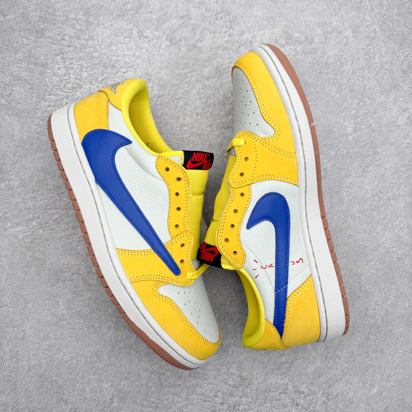 图片[3]-＃KZ神版莞产 Travis Scott x Air Jordan AJ1 Low OG SP TS联名倒钩7.0低帮 黄蓝色 DZ4137-700 全系列配色 外贸特供批次 新配色不断更新开发 市场中端王者 全套原纸板楦头开发 确保原汁原味 完美呈现一代版型 一比一鞋头弧度高度鞋身弧度 此版本只针对中端市场 细节品控鞋型随意秒杀市面同价位 鞋型完美 不臃肿别扭 头层皮料加持 用料绝不含糊 进口玻璃冲刀皮料裁剪零毛边 电脑针车工艺 超高鞋面清洁度 最高QC检验标准 控制溢胶瑕疵 原盒原配 飞翼3D高频深度立体 工艺方面大到整体鞋型 漏斗收腰 底线拉帮 LOGO立体程度 小到针眼排布 载片对称 冲孔效果 鞋标规范 鞋垫背胶等等 无一不是口碑收割 每双都是一个回头客 尺码：36 36.5 37.5 38 38.5 39 40 40.5 41 42 42.5 43 44 44.5 45 46 47.5-选品中心