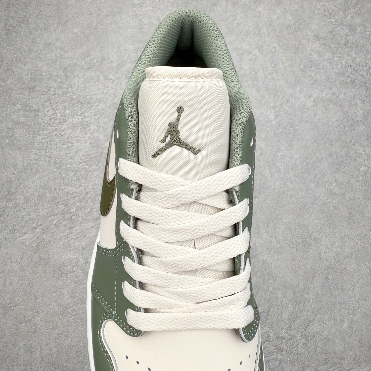 图片[5]-＃K版 Air Jordan AJ1 Low 低帮 553558-300 全新流水线出品 DT版本唯一平替选择 市场第二梯队最强版 全部原鞋开发 原楦原纸板开发 全鞋电脑针车 原厂内置全掌气垫 原盒内在原标 唯一Zp原版鞋带绑法 免检产品 全新2022版型 全头层皮料 完美零毛边处理 原厂配置全掌气垫 价格定位良心 几十个配色陆续出货 实拍调校N版已经零色差零失真 百分百还原实物色彩所见即所得 不存在货不对板色差等低级问题 选购参考实物拍摄 不混卖不参货 只用心做好货严格选品 承诺混一赔十 尺码：36 36.5 37.5 38 38.5 39 40 40.5 41 42 42.5 43 44 44.5 45-选品中心