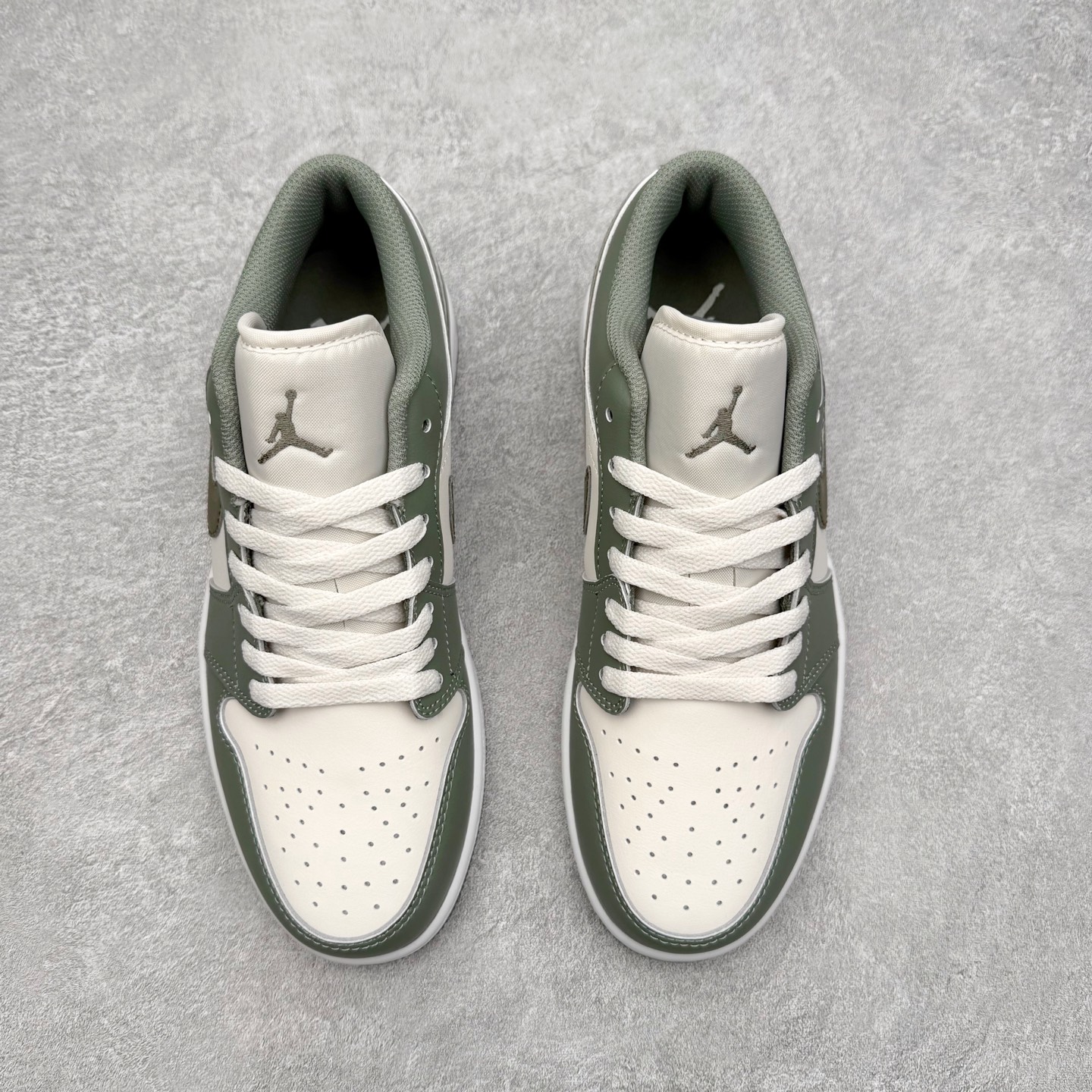 图片[2]-＃K版 Air Jordan AJ1 Low 低帮 553558-300 全新流水线出品 DT版本唯一平替选择 市场第二梯队最强版 全部原鞋开发 原楦原纸板开发 全鞋电脑针车 原厂内置全掌气垫 原盒内在原标 唯一Zp原版鞋带绑法 免检产品 全新2022版型 全头层皮料 完美零毛边处理 原厂配置全掌气垫 价格定位良心 几十个配色陆续出货 实拍调校N版已经零色差零失真 百分百还原实物色彩所见即所得 不存在货不对板色差等低级问题 选购参考实物拍摄 不混卖不参货 只用心做好货严格选品 承诺混一赔十 尺码：36 36.5 37.5 38 38.5 39 40 40.5 41 42 42.5 43 44 44.5 45-选品中心