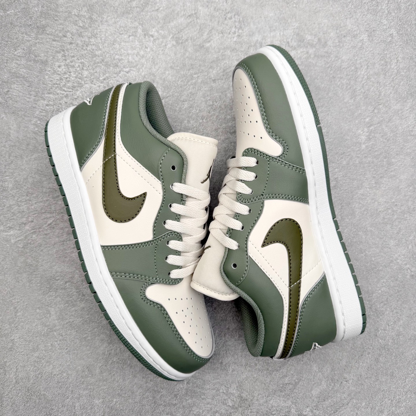 图片[3]-＃K版 Air Jordan AJ1 Low 低帮 553558-300 全新流水线出品 DT版本唯一平替选择 市场第二梯队最强版 全部原鞋开发 原楦原纸板开发 全鞋电脑针车 原厂内置全掌气垫 原盒内在原标 唯一Zp原版鞋带绑法 免检产品 全新2022版型 全头层皮料 完美零毛边处理 原厂配置全掌气垫 价格定位良心 几十个配色陆续出货 实拍调校N版已经零色差零失真 百分百还原实物色彩所见即所得 不存在货不对板色差等低级问题 选购参考实物拍摄 不混卖不参货 只用心做好货严格选品 承诺混一赔十 尺码：36 36.5 37.5 38 38.5 39 40 40.5 41 42 42.5 43 44 44.5 45-选品中心